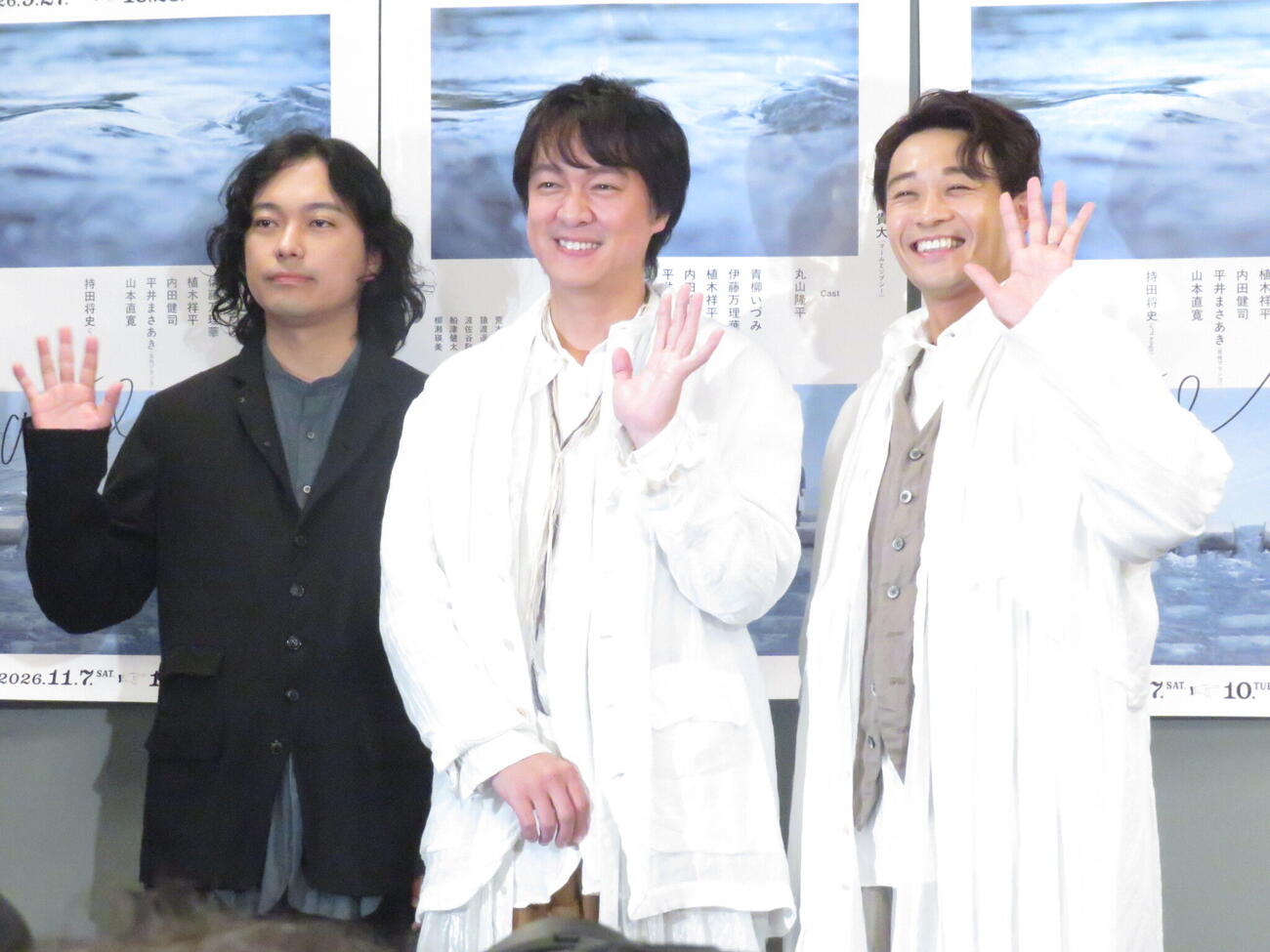 舞台「water」のゲネプロに先立ち、囲み取材に応じた左から藤田貴大氏、SUPER EIGHT丸山隆平、s**t kingz持田将史