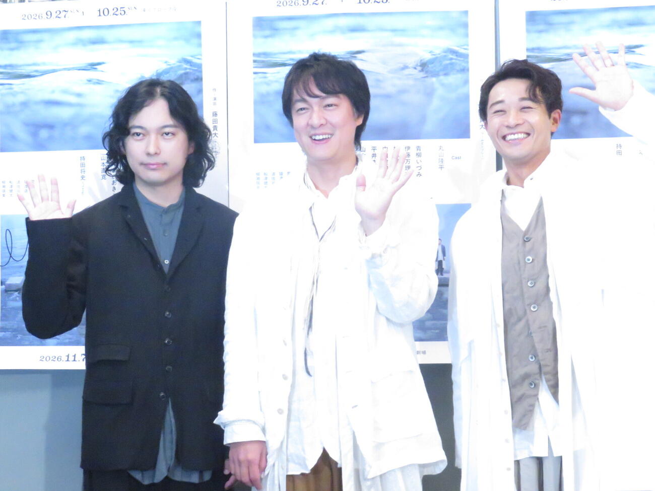 舞台「water」のゲネプロに先立ち、囲み取材に応じた左から藤田貴大氏、SUPER EIGHT丸山隆平、s**t kingz持田将史