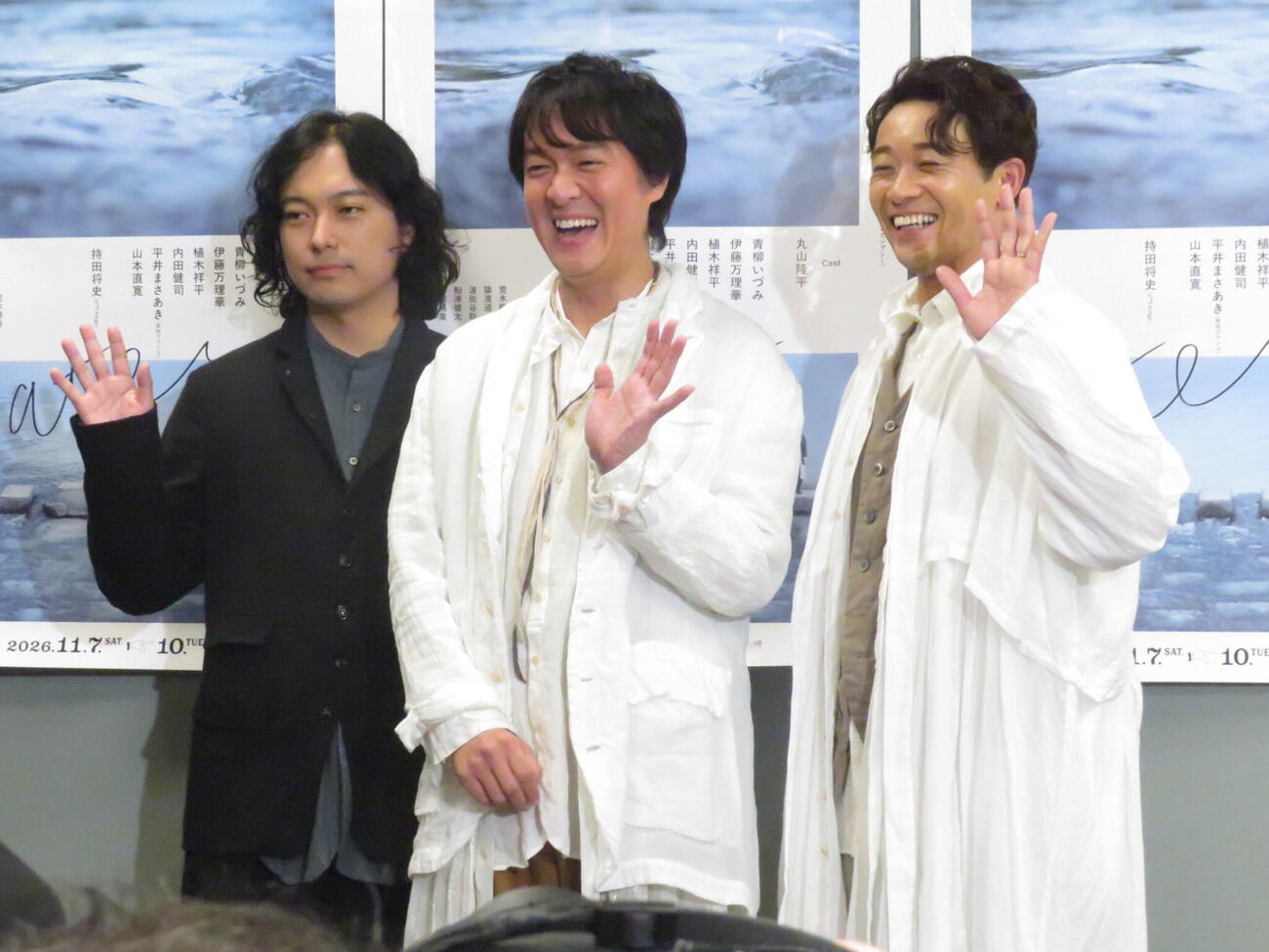 舞台「water」のゲネプロに先立ち、囲み取材に応じた左から藤田貴大氏、SUPER EIGHT丸山隆平、s**t kingz持田将史