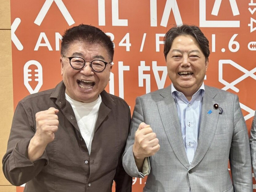 生島ヒロシ（左）と林芳正前総務相