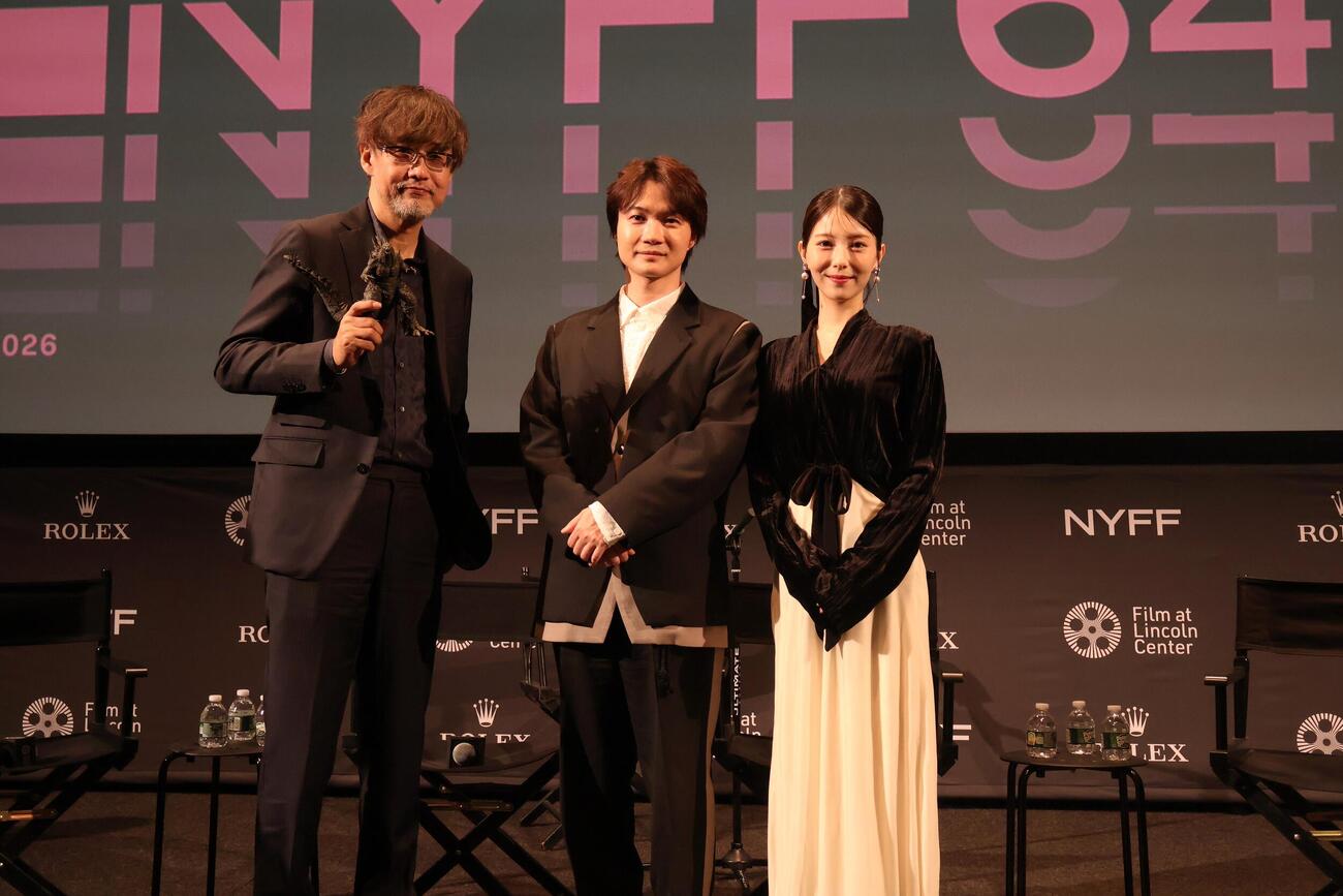 ニューヨーク映画祭公式上映後の記者会見に登壇した「ゴジラ－0.0」の、左から山崎貴監督、神木隆之介、浜辺美波（C）2026 TOHO