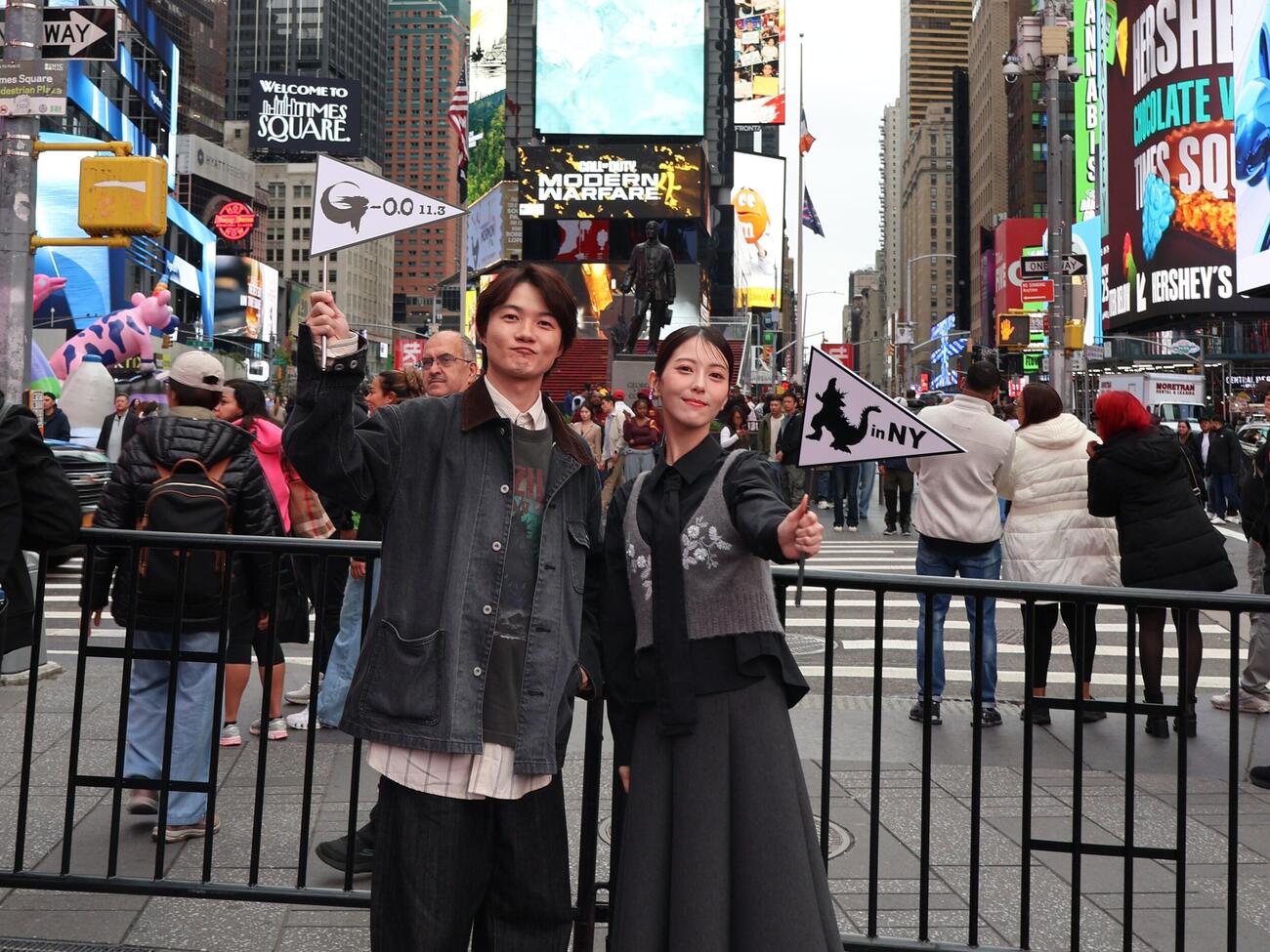 ニューヨーク映画祭公式上映前に街を散策した「ゴジラ－0.0」の神木隆之介と浜辺美波（C）2026 TOHO