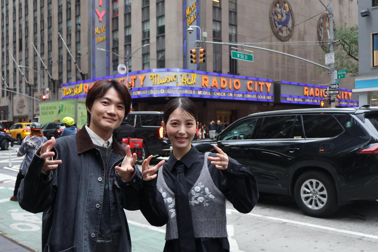 ニューヨーク映画祭公式上映前に街を散策した「ゴジラ－0.0」の神木隆之介と浜辺美波（C）2026 TOHO