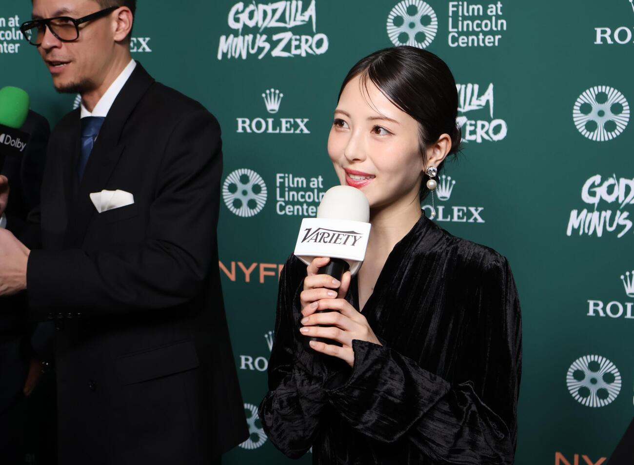 ニューヨーク映画祭のレッドカーペットで取材に応じる「ゴジラ－0.0」の浜辺美波（C）2026 TOHO