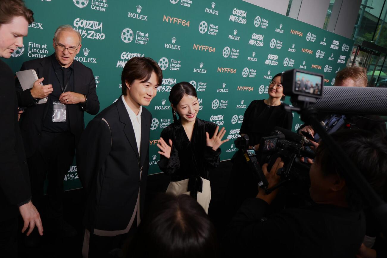 ニューヨーク映画祭のレッドカーペットで取材に応じる「「ゴジラ－0.0」の神木隆之介と浜辺美波（C）2026 TOHO