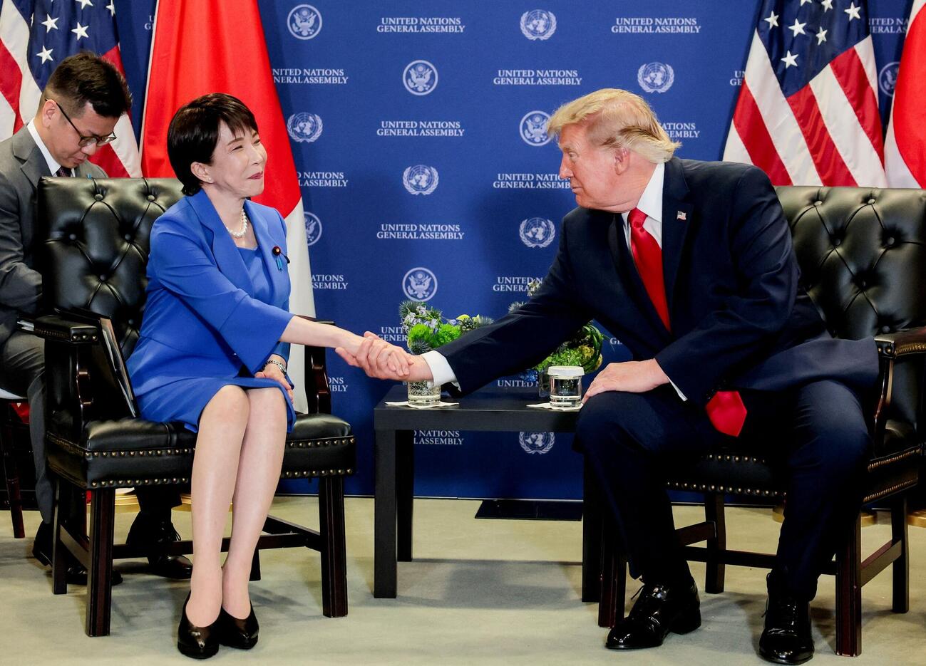 2026年9月22日、米ニューヨークで開催された国連総会の際、会談に臨み、握手を交わすトランプ米大統領と日本の高市早苗首相（ロイター）