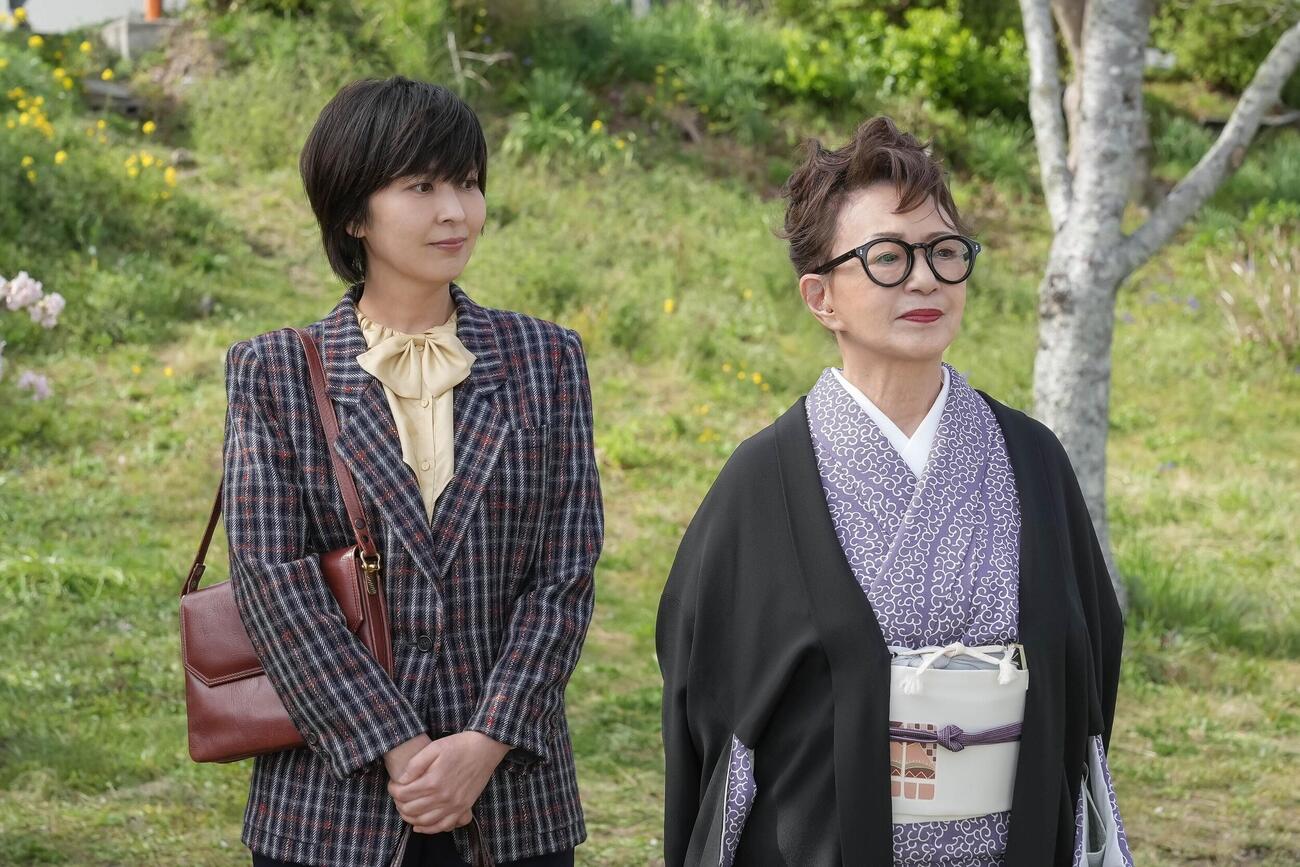 「ブラッサム」に出演する松たか子（左）と加賀まりこ