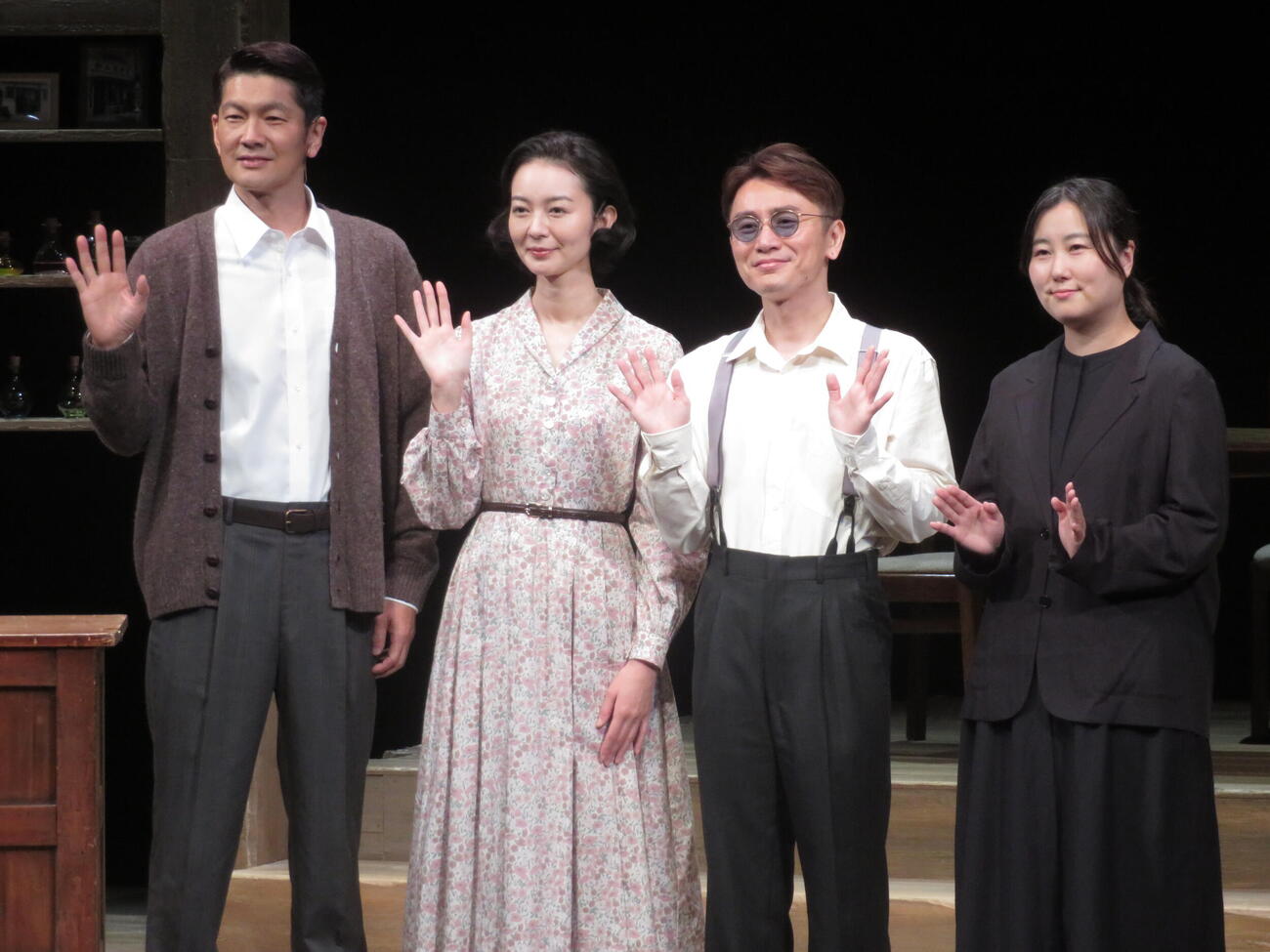 舞台「髪結いの亭主」のプレスコール及び取材会に登壇した、左から丸山智己、中村映里子、SUPER EIGHT安田章大、石黒麻衣氏
