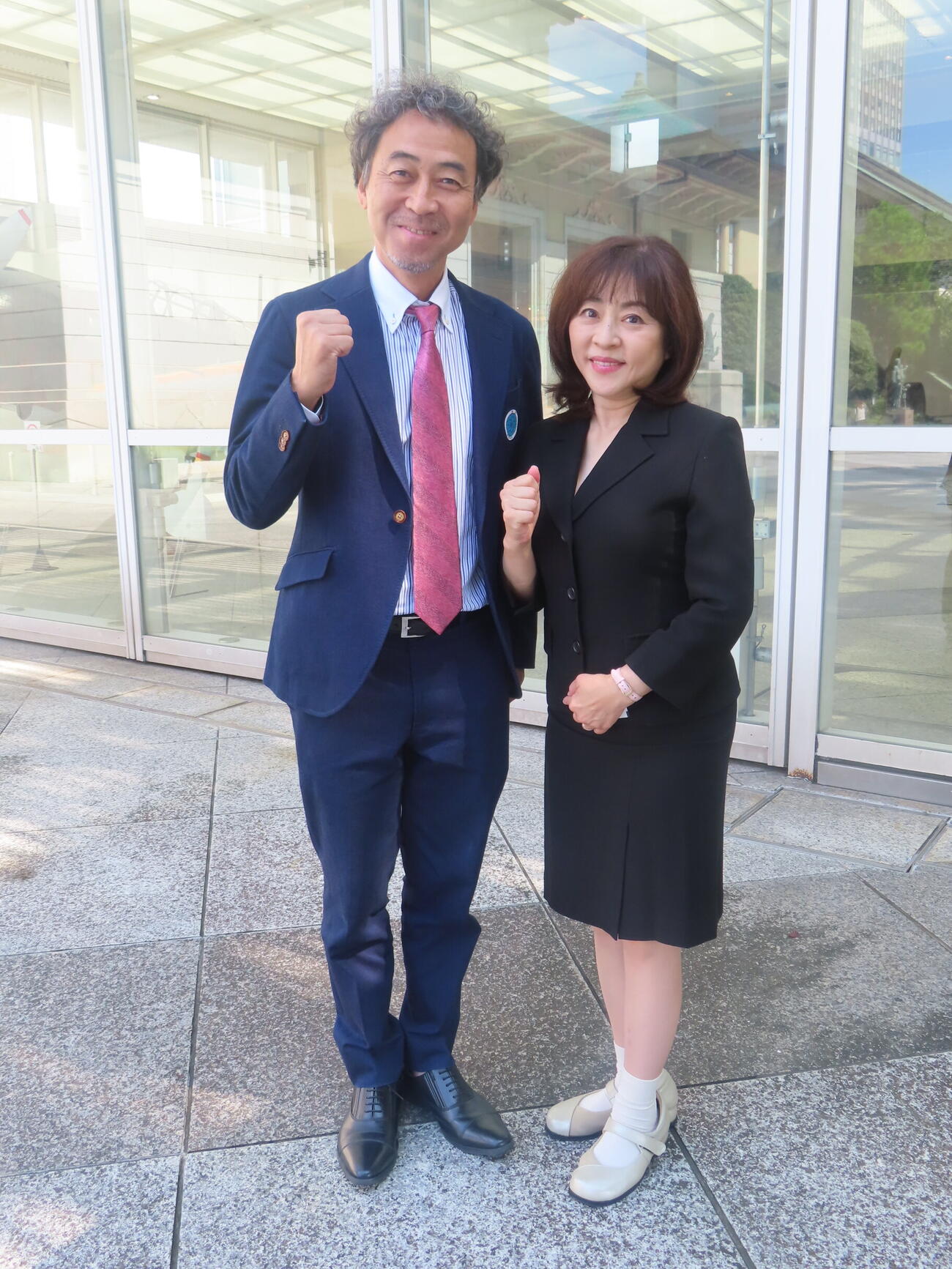 靖国神社に舞台「Mother～特攻の母　鳥濱トメ物語～」の成功祈願の参拝をしたワッキー（左）と松本明子