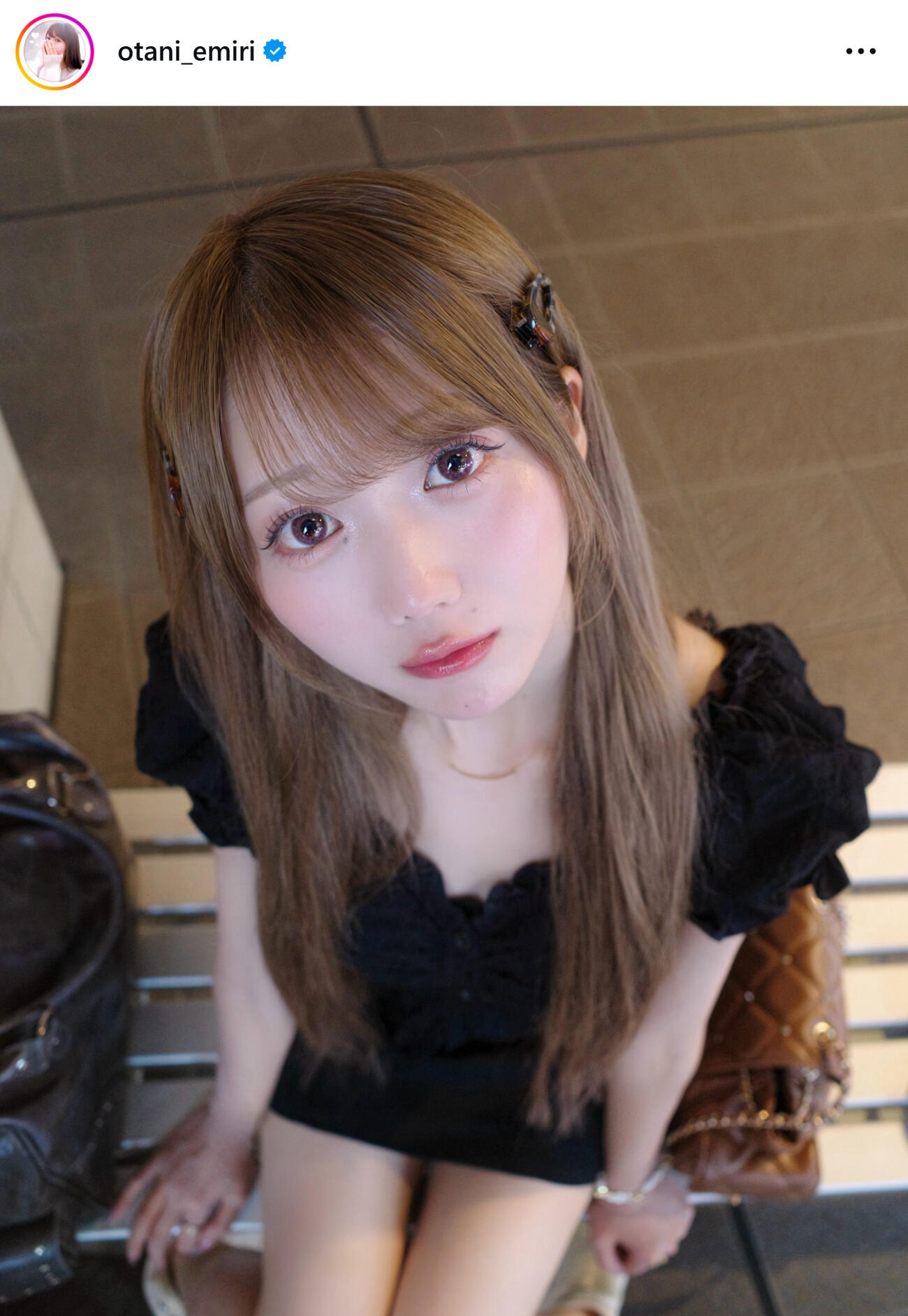 上目遣いの大谷映美里（大谷映美里のインスタグラムから）