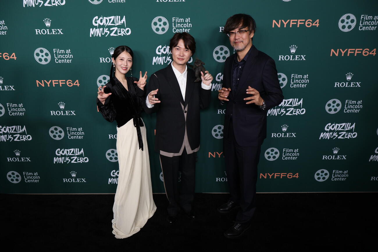 ニューヨーク映画祭公式上映後の記者会見に登壇した「ゴジラ－0.0」の、左から山崎貴監督、神木隆之介、浜辺美波（C）2026 TOHO