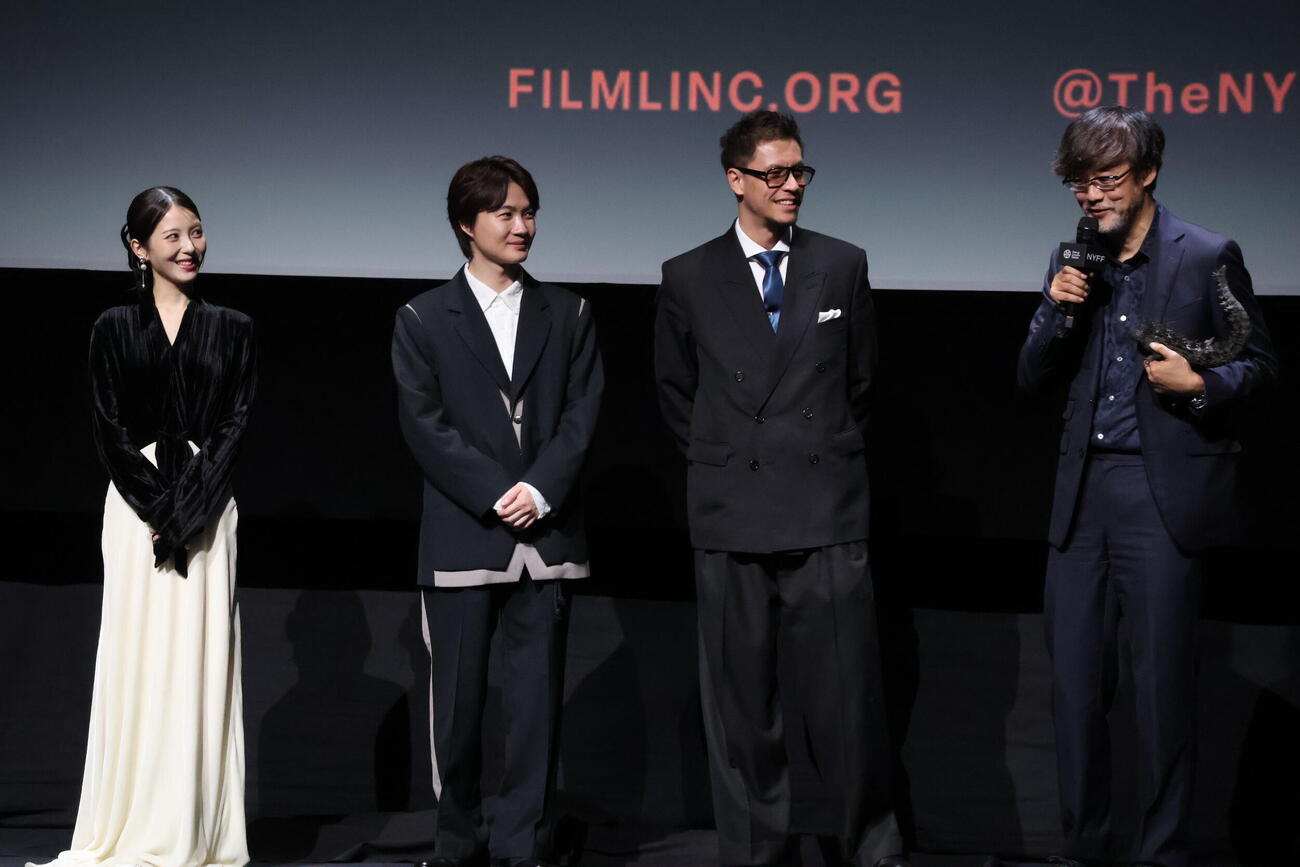 ニューヨーク映画祭公式上映後の記者会見に登壇した「ゴジラ－0.0」の、左から山崎貴監督、神木隆之介、浜辺美波（C）2026 TOHO