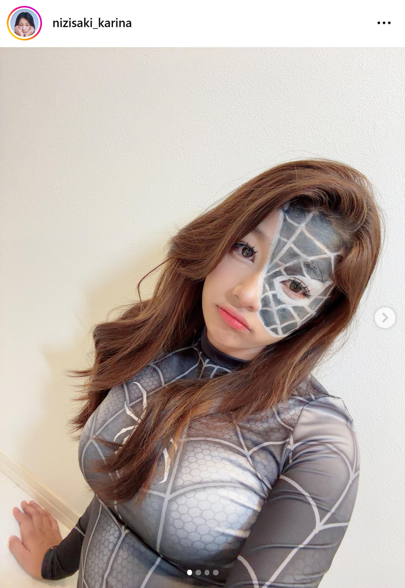 ぱつぱつスパイダーマン姿（虹咲カリナのインスタグラムから）
