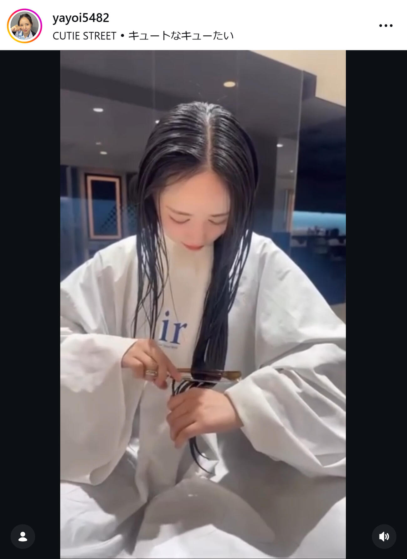 髪の毛を切る宮城弥生（宮城弥生のインスタグラムから）