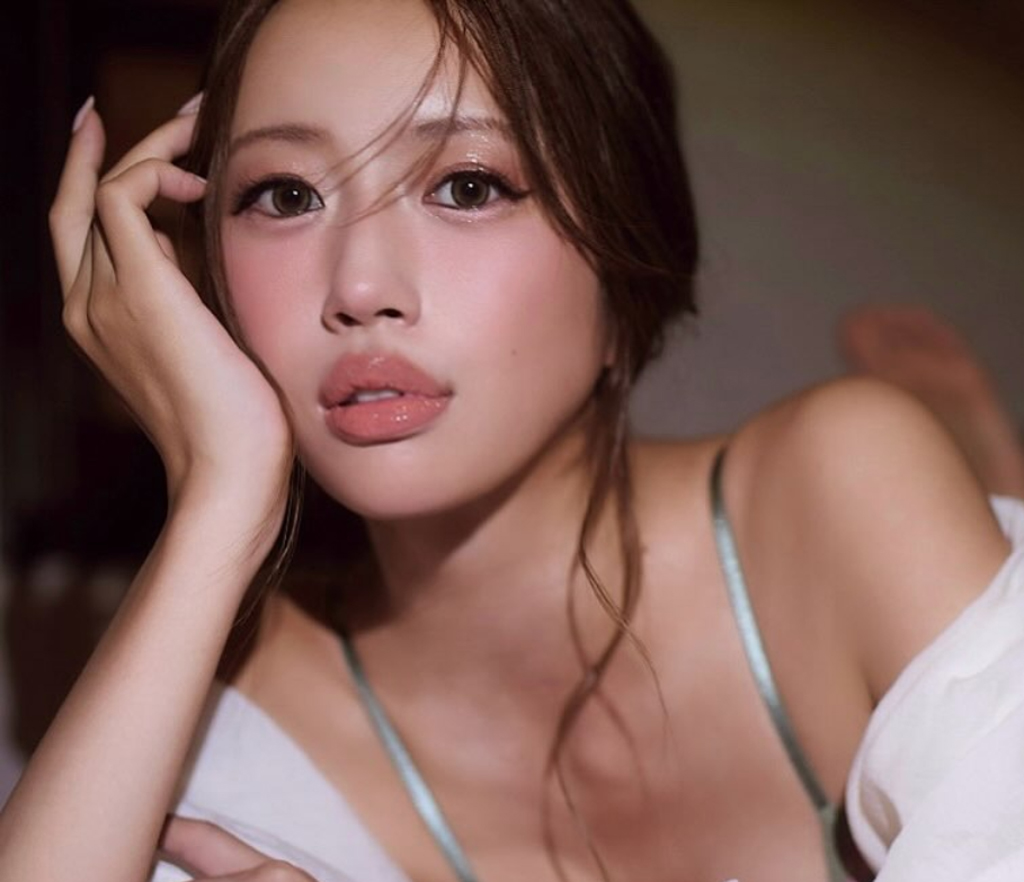 初写真集ショット（央川かこのインスタグラムから）