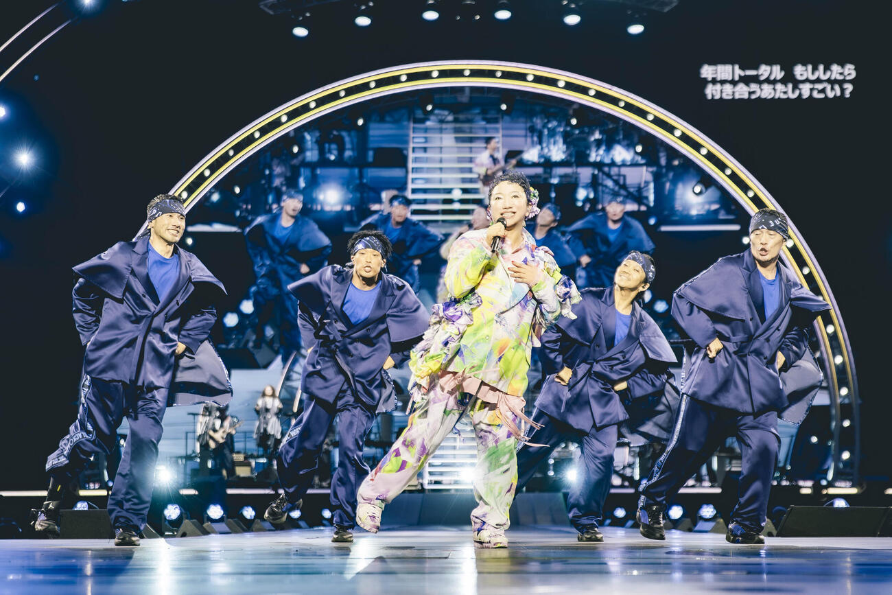 全国ツアー「THE BLACK　○　ALBUM」横浜公演で歌唱する吉田美和（中央）（藤井拓氏撮影）
