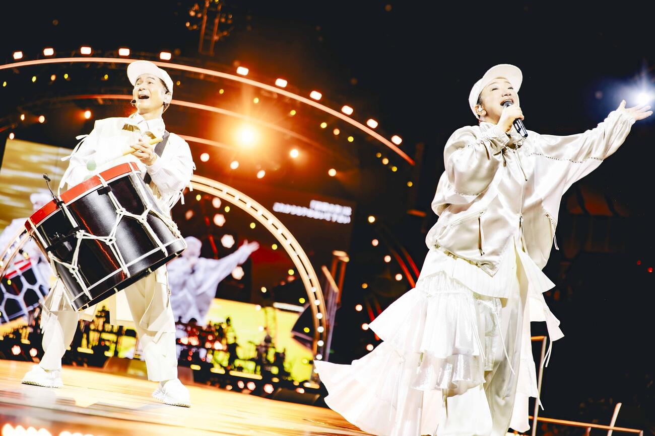 全国ツアー「THE BLACK　○　ALBUM」横浜公演でパフォーマンスする中村正人（左）と吉田美和（藤井拓氏撮影）