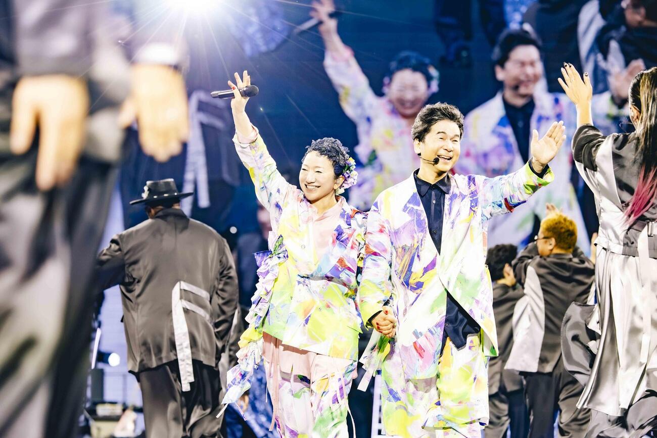 全国ツアー「THE BLACK　○　ALBUM」横浜公演で、手をつないで歩く吉田美和（左）と中村正人（藤井拓氏撮影）
