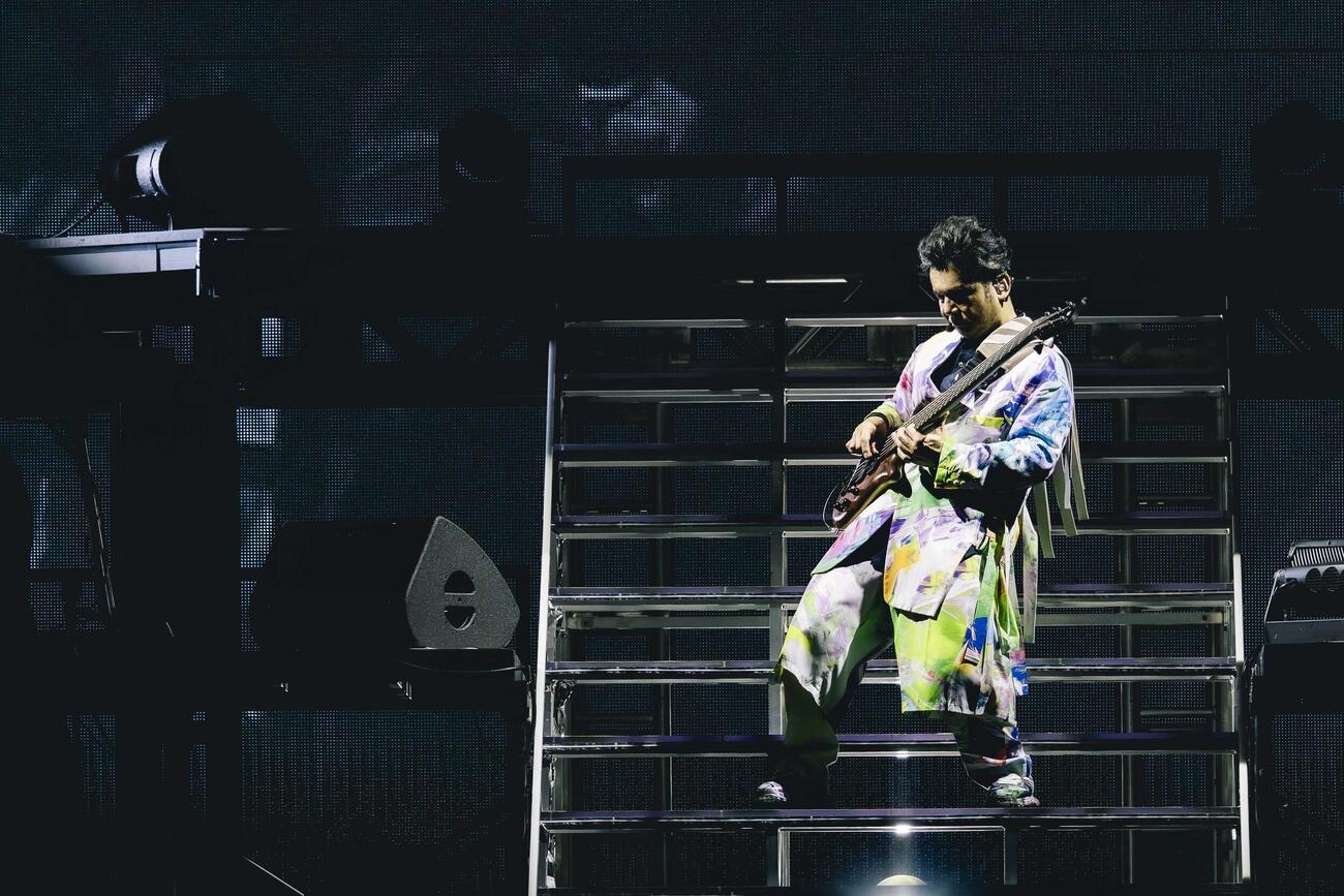 全国ツアー「THE BLACK　○　ALBUM」横浜公演で演奏する中村正人　（藤井拓氏撮影）