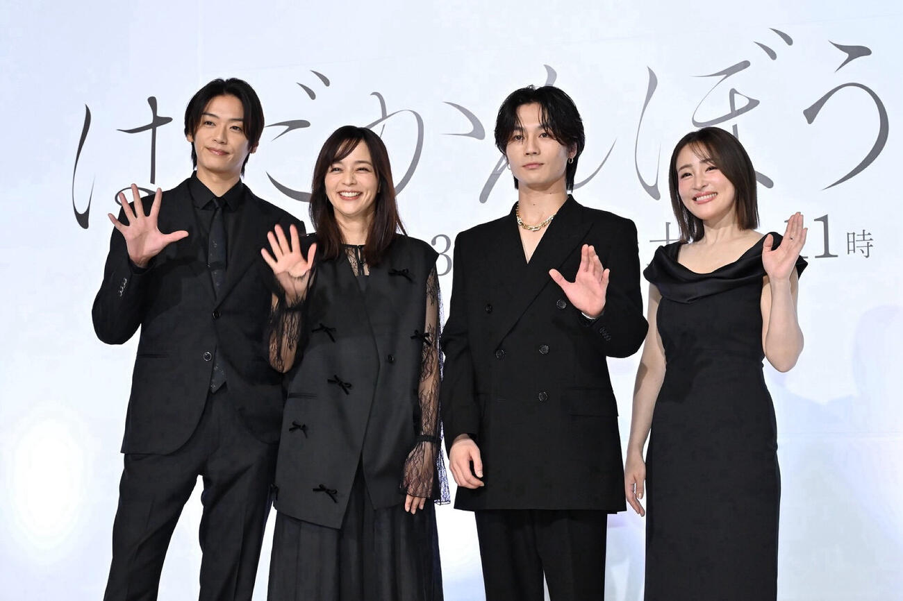 テレビ朝日系「はだかんぼうたち」制作発表記者会見に登壇した、左からHey！Say！JUMP高木雄也、加藤ローサ、Travis Japan松田元太、大沢あかね