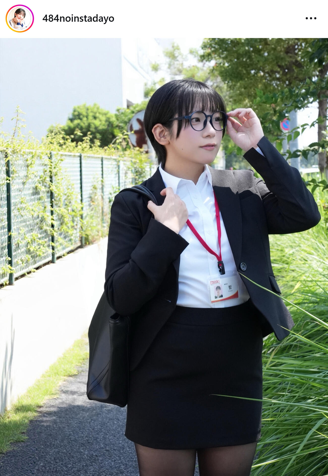 スーツにメガネ姿（暫のインスタグラムから）