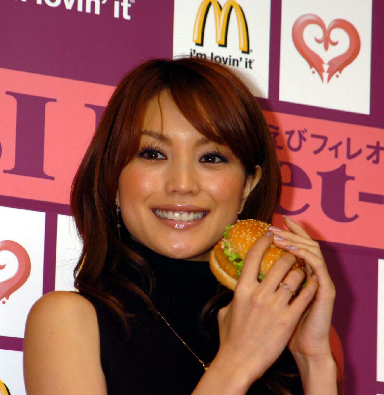 えびフィレオ記念イベントでポーズをとる蛯原友里（2006年撮影）