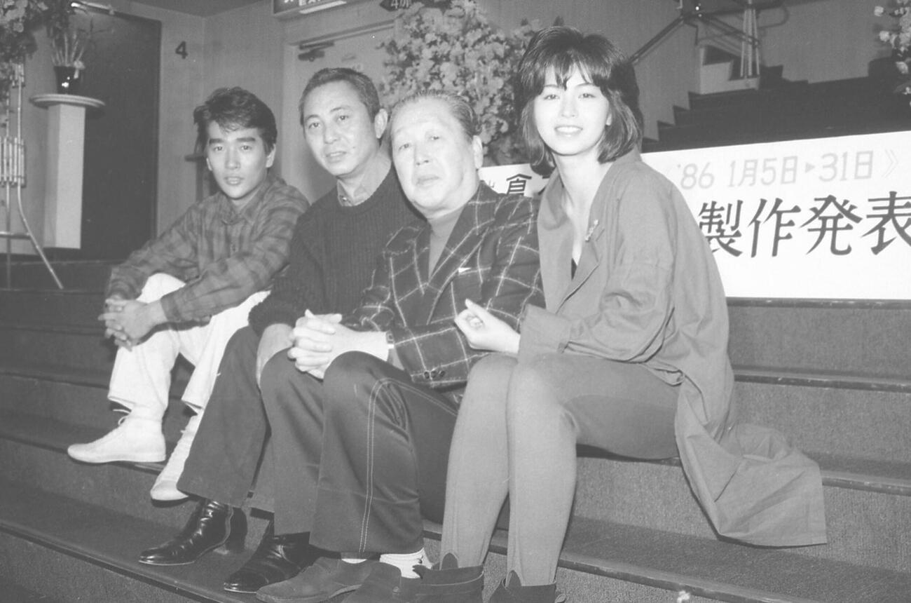 「昨日、悲別で　オンステージ」製作発表　左から天宮良、作・演出の倉本聰氏（50歳）、千秋実さん、石田えり（1985年）