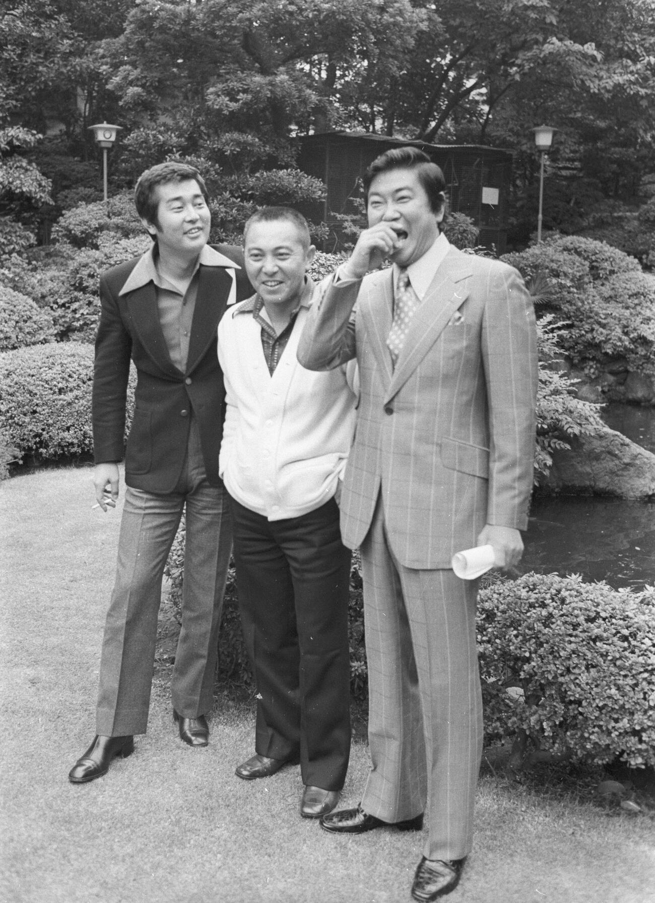 石原プロ制作本格的テレビドラマ第1作「大都会　闘いの日々」の制作発表で、原案・脚本の倉本聰氏（中央）とダブル主演の石原裕次郎さん（右）、渡哲也さん（撮影）