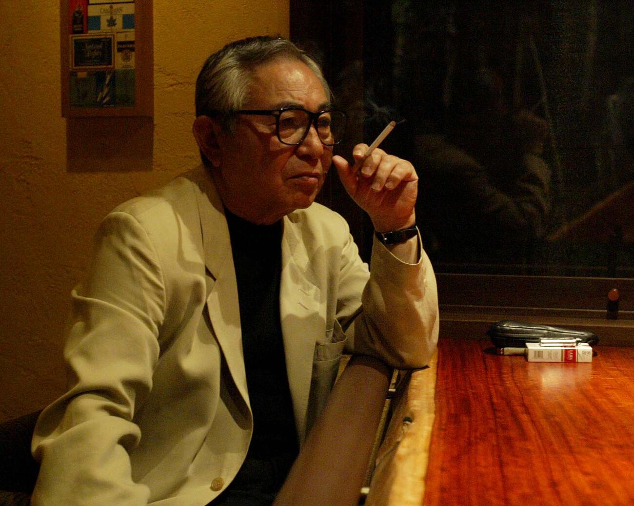 おいしそうにたばこを吸う倉本聰氏（2003年）
