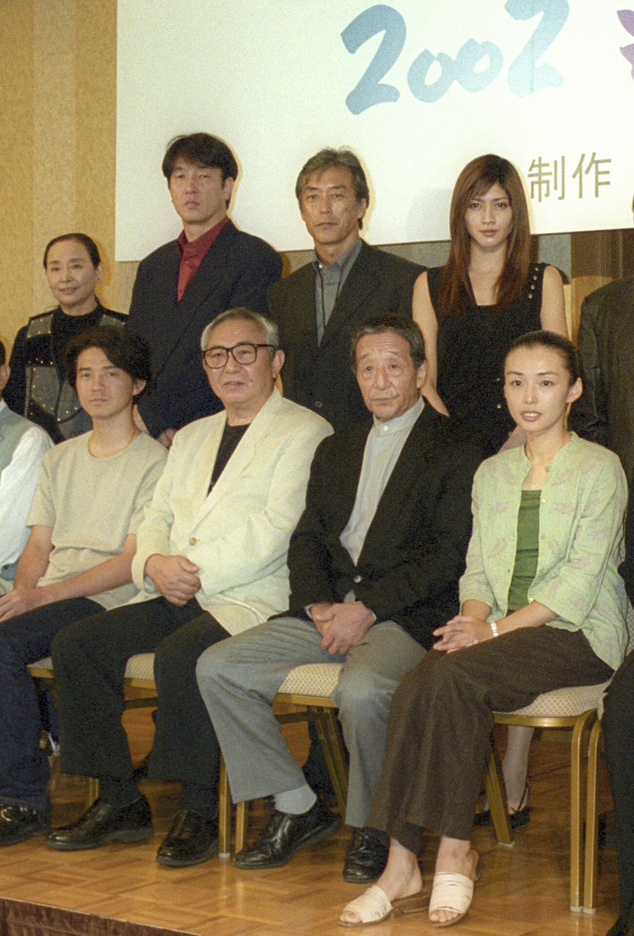 ドラマ「北の国から　2002遺言」の制作発表で写真に納まる倉本聰さん（前列右から3人目）ら＝2001年9月、東京都内のホテル