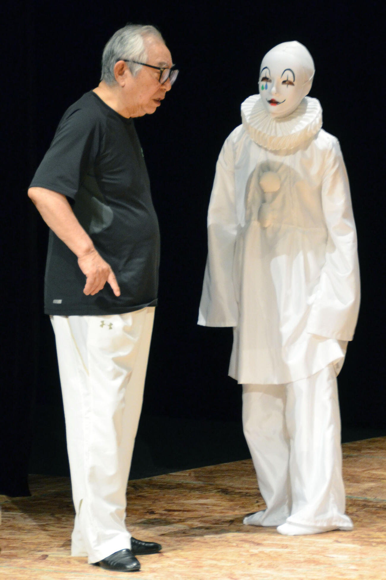 自身が率いる劇団「富良野GROUP」の立ち稽古で演技指導する倉本聰さん（左）＝2013年7月、北海道富良野市