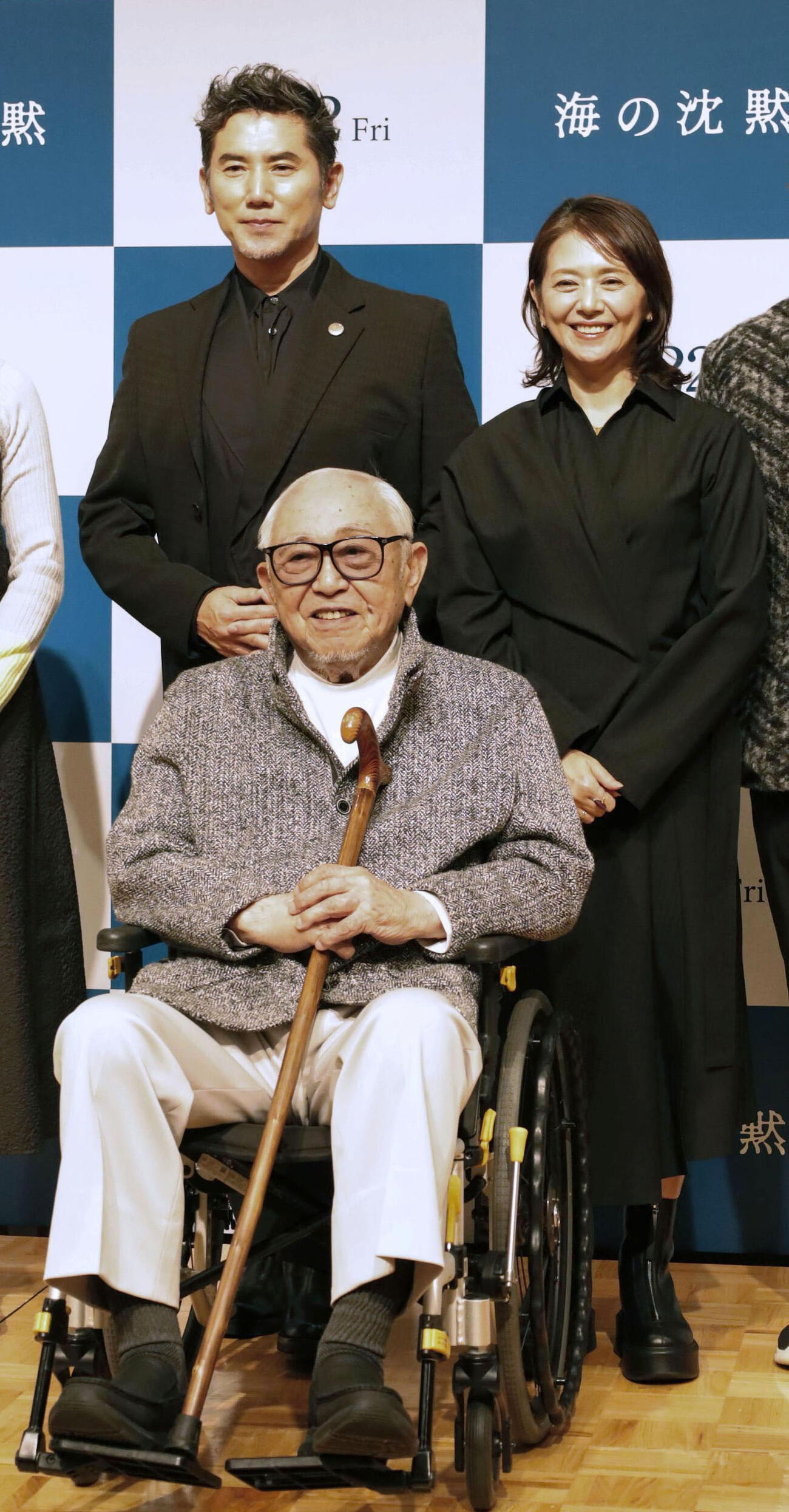 原作と脚本を手がけた映画「海の沈黙」の公開を前に、記者会見で撮影に応じる倉本聰さん。左は本木雅弘さん、右は小泉今日子さん＝2024年10月、札幌市