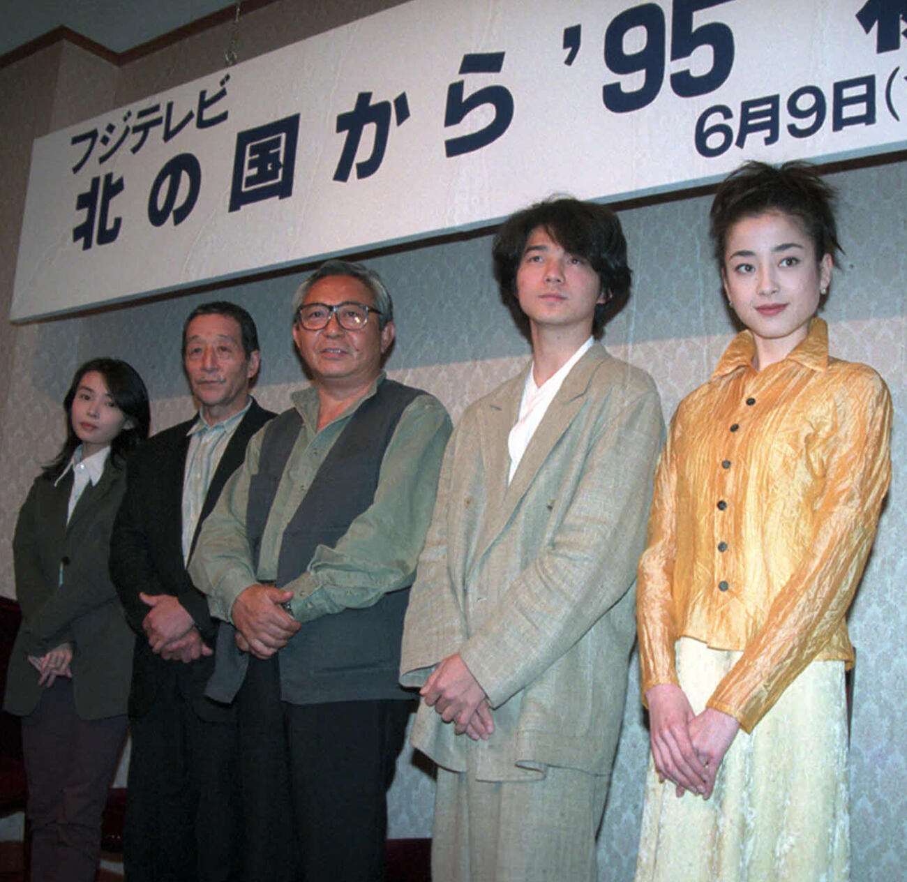 1995年5月　フジテレビ系ドラマ「北の国から95秘密」完成披露試写会　記者懇談会に出席した左から中嶋朋子、田中邦衛さん、原作者の倉本聰氏、吉岡秀隆、宮沢りえ