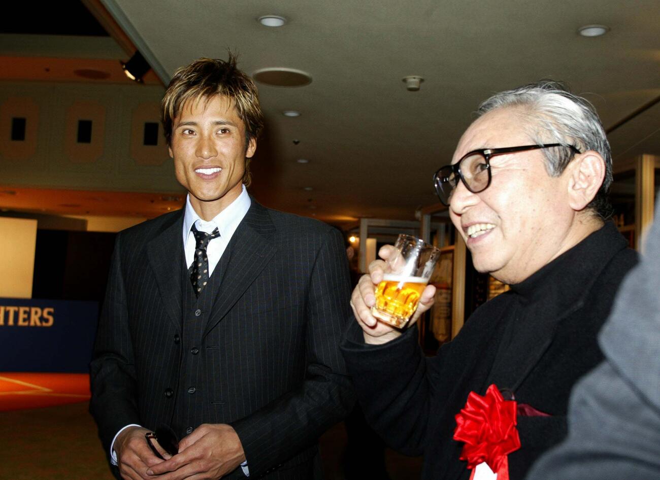 激励会会場で作家の倉本聰氏と談笑する新庄