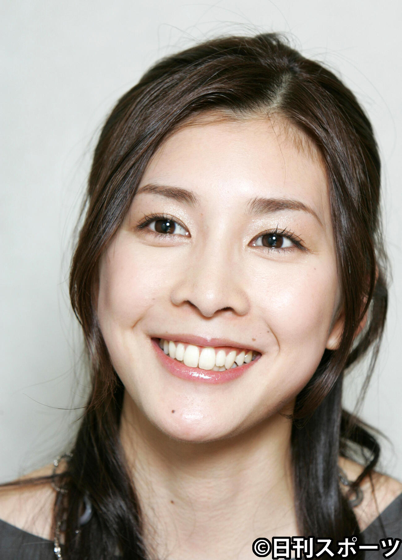 07年11月、インタビューで笑顔を見せる竹内結子さん
