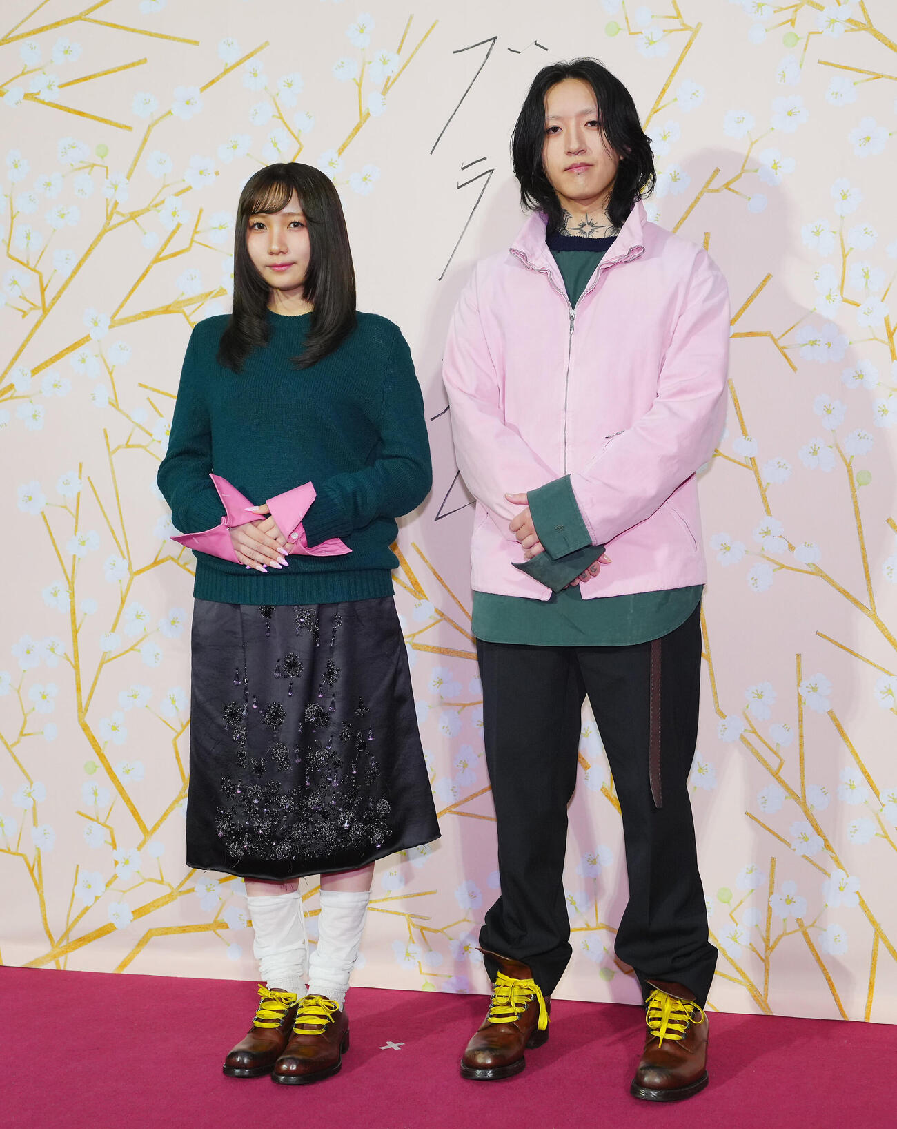 連続テレビ小説「ブラッサム」合同取材会で写真に納まるYOASOBIのAyase（右）とikura（撮影・垰建太）