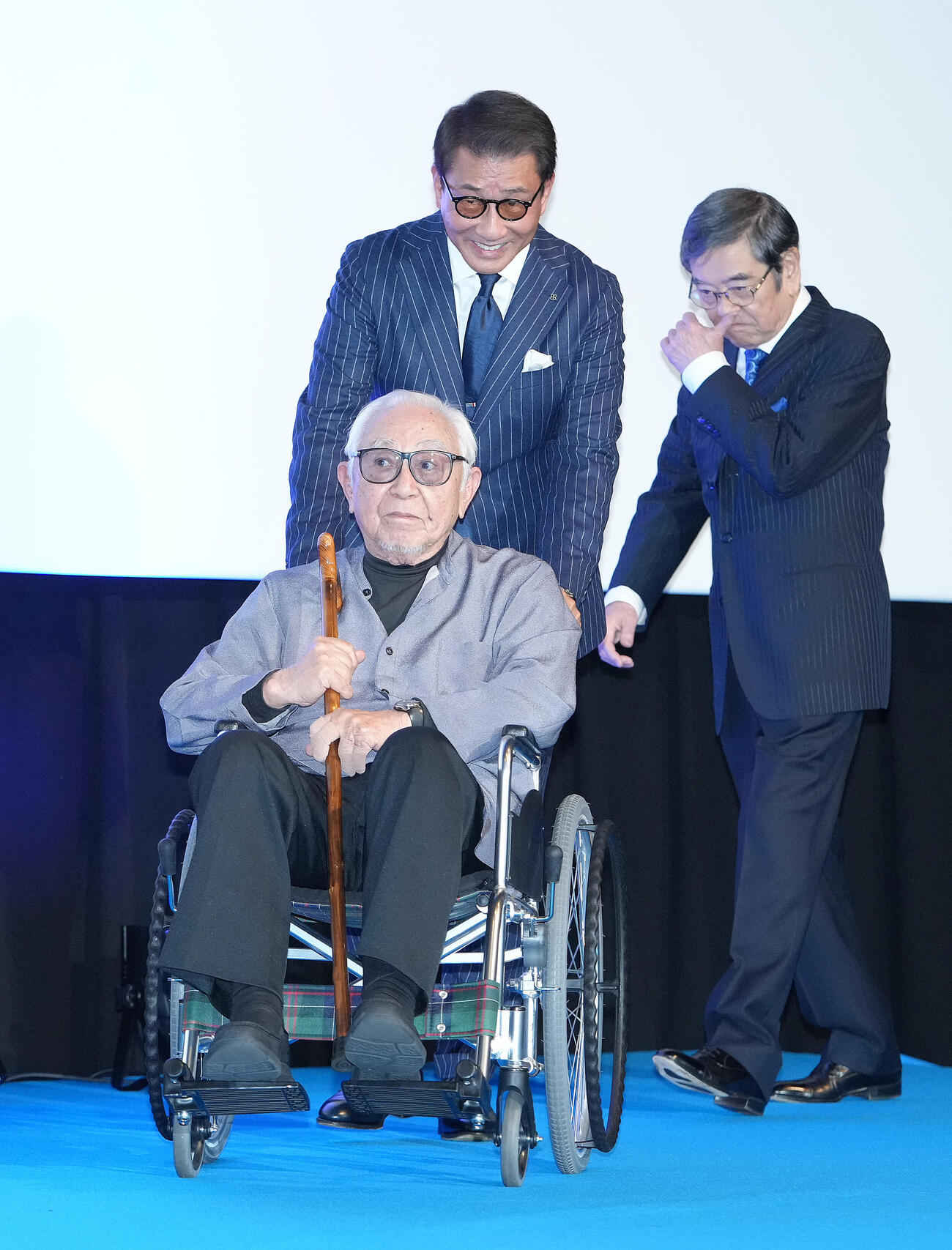 映画「海の沈黙」舞台あいさつに登場した中井貴一（後方左）、石坂浩二（同右）、原案・脚本の倉本聰氏（24年10月31日撮影）