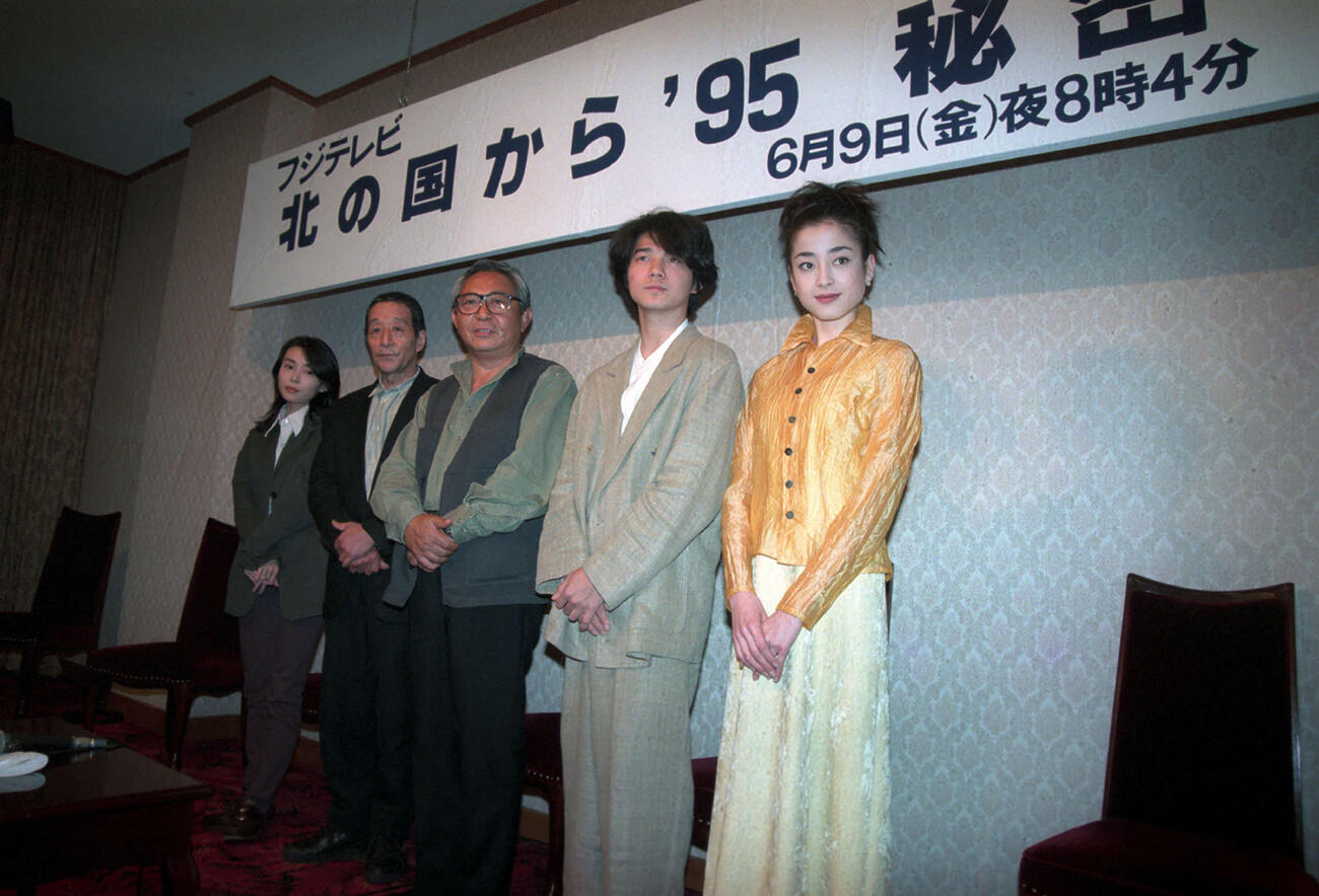 フジテレビ系ドラマ「北の国から95秘密」完成披露試写会、記者懇談会に出席した宮沢りえ（右端）。左から中嶋朋子、田中邦衛、原作者の倉本聡さん、吉岡秀隆（1995年撮影）