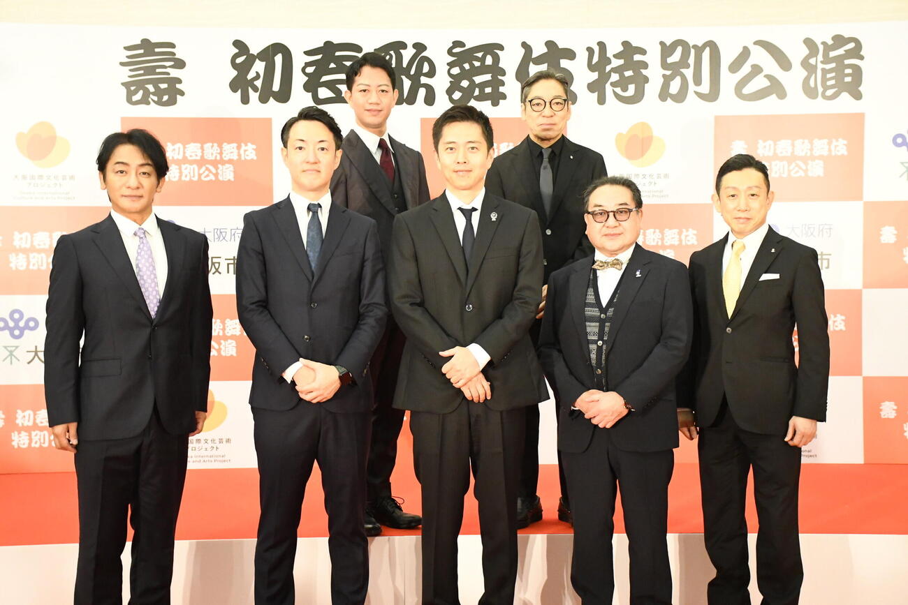 「壽　初春歌舞伎特別公演」の記者会見に出席した、前列左から、片岡愛之助、横山英幸大阪市長、吉村洋文大阪府知事、中村鴈治郎、片岡孝太郎、後列左から、中村壱太郎、市川中車（撮影・阪口孝志）