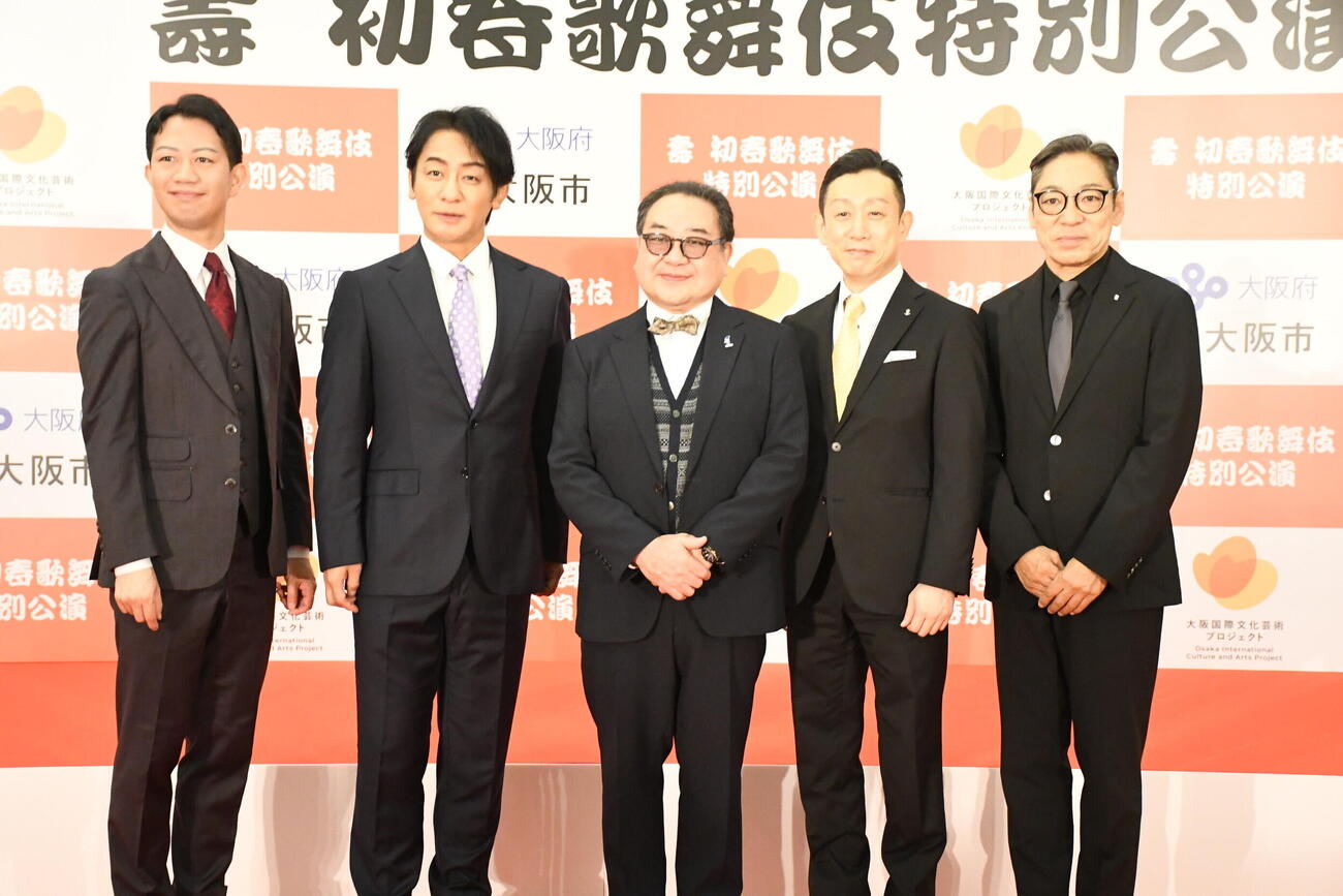 「壽　初春歌舞伎特別公演」の記者会見に出席した、左から、中村壱太郎、片岡愛之助、中村鴈治郎、片岡孝太郎、市川中車（撮影・阪口孝志）