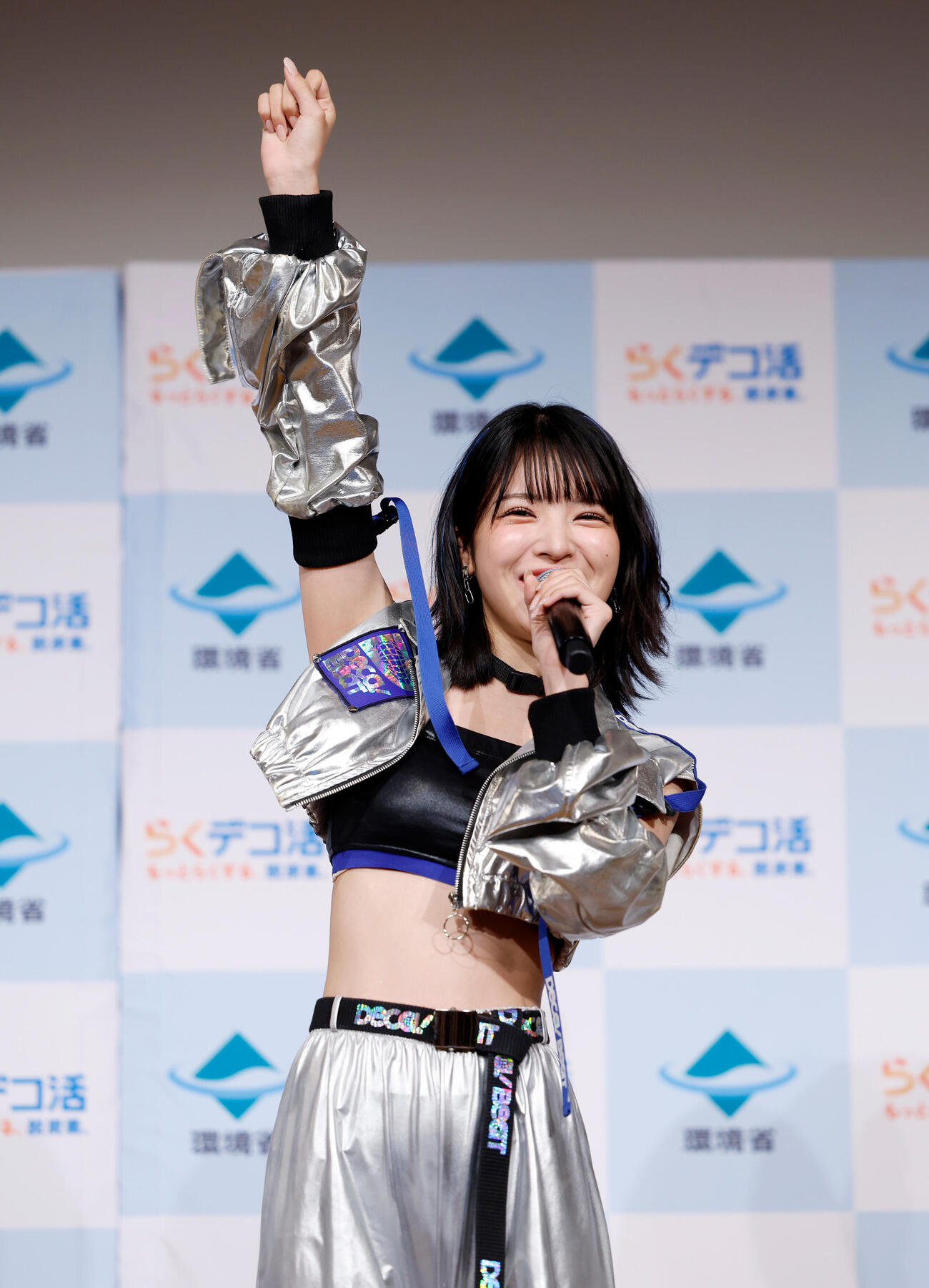 登壇し、ポーズをとるDECA！BEATの豫風瑠乃（撮影・山本朝陽）