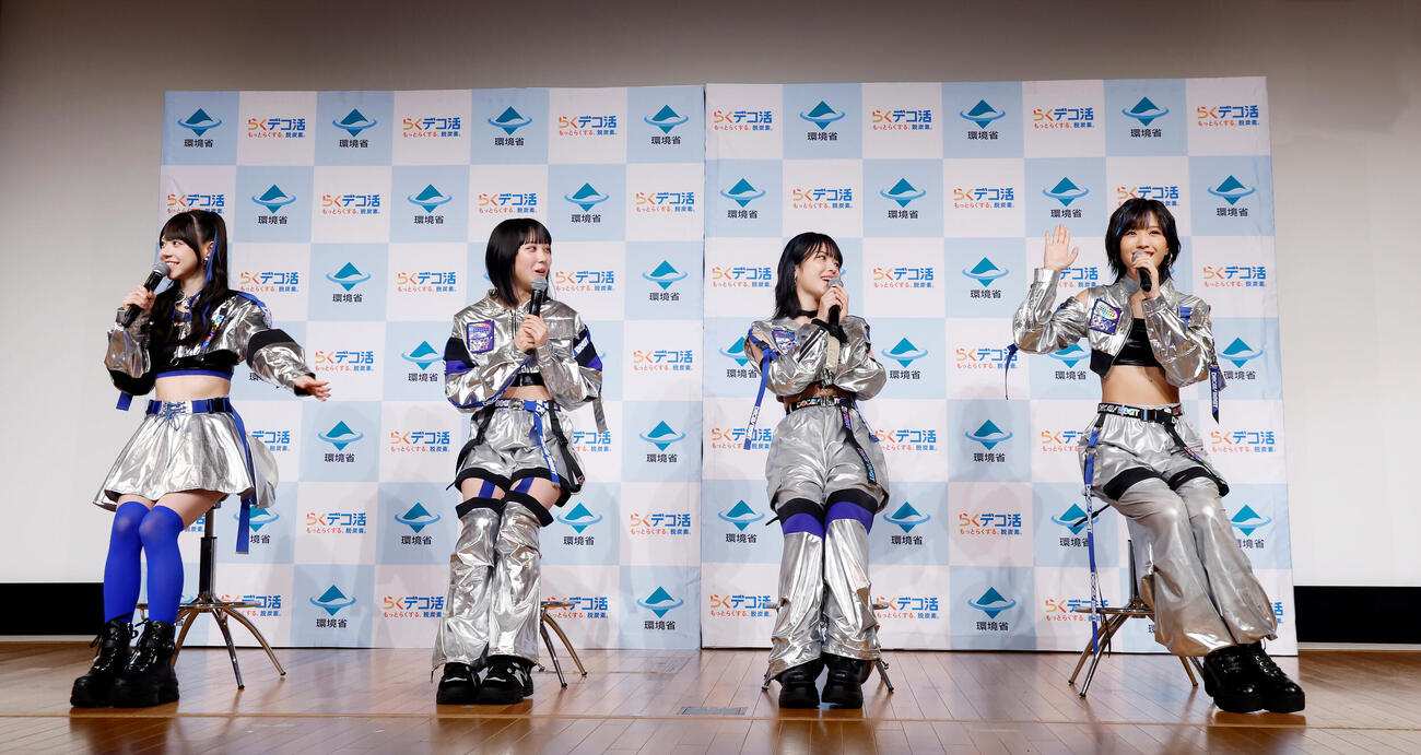 登壇し、笑顔で話すDECA！BEAT、左から米村姫良々、江端妃咲、豫風瑠乃、弓桁朱琴（撮影・山本朝陽）