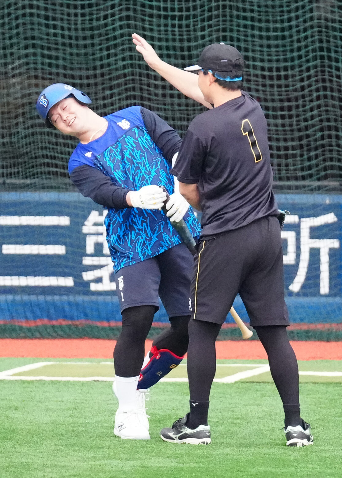 2026年9月26日、DeNA対阪神　試合前練習中、じゃれ合うDeNA牧秀悟（左）と阪神森下翔太
