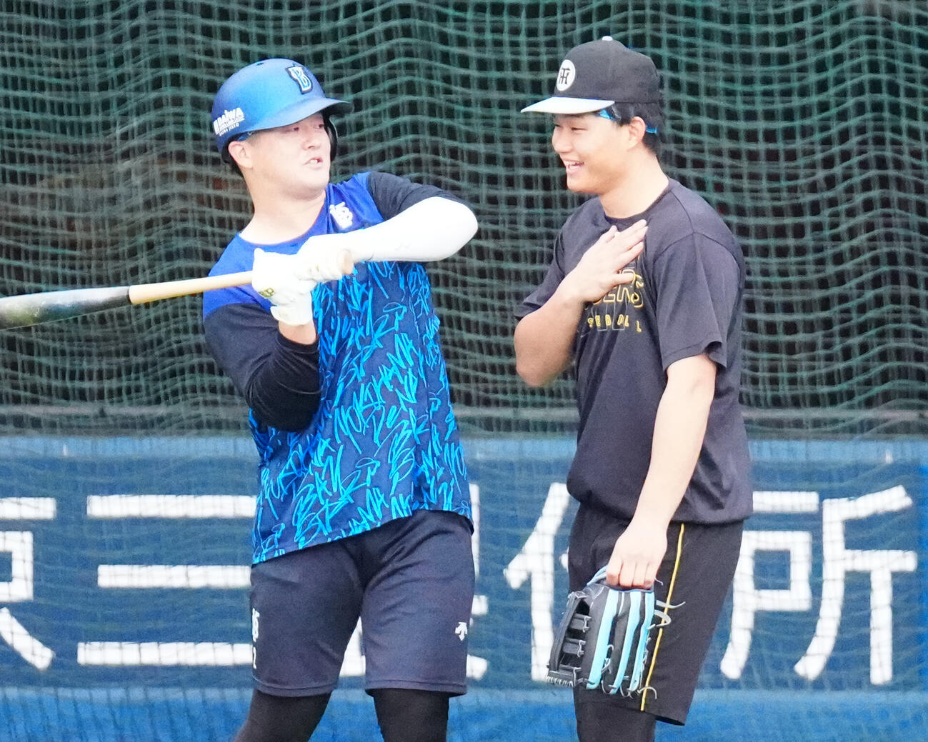 2026年9月26日、DeNA対阪神　試合前練習中、じゃれ合うDeNA牧秀悟（左）と阪神森下翔太