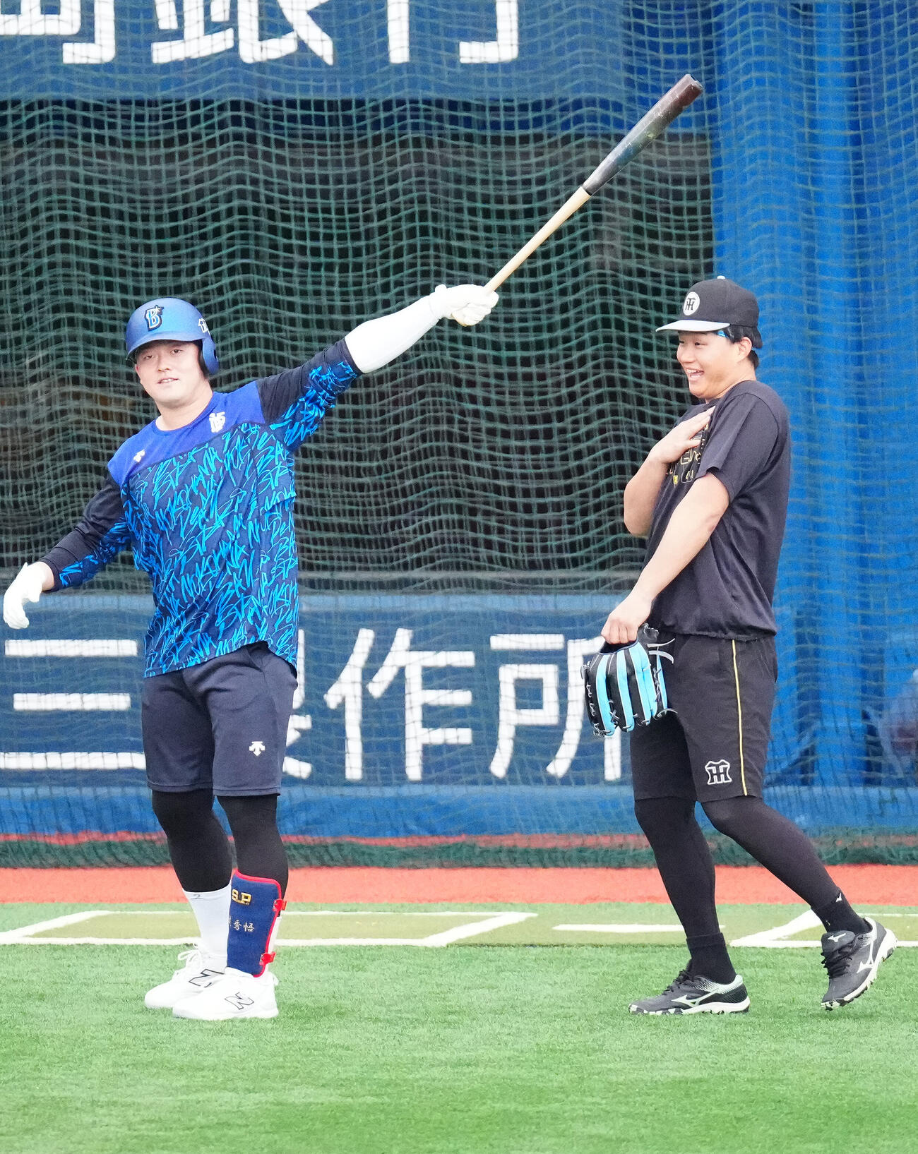 2026年9月26日、DeNA対阪神　試合前練習中、じゃれ合うDeNA牧秀悟（左）と阪神森下翔太
