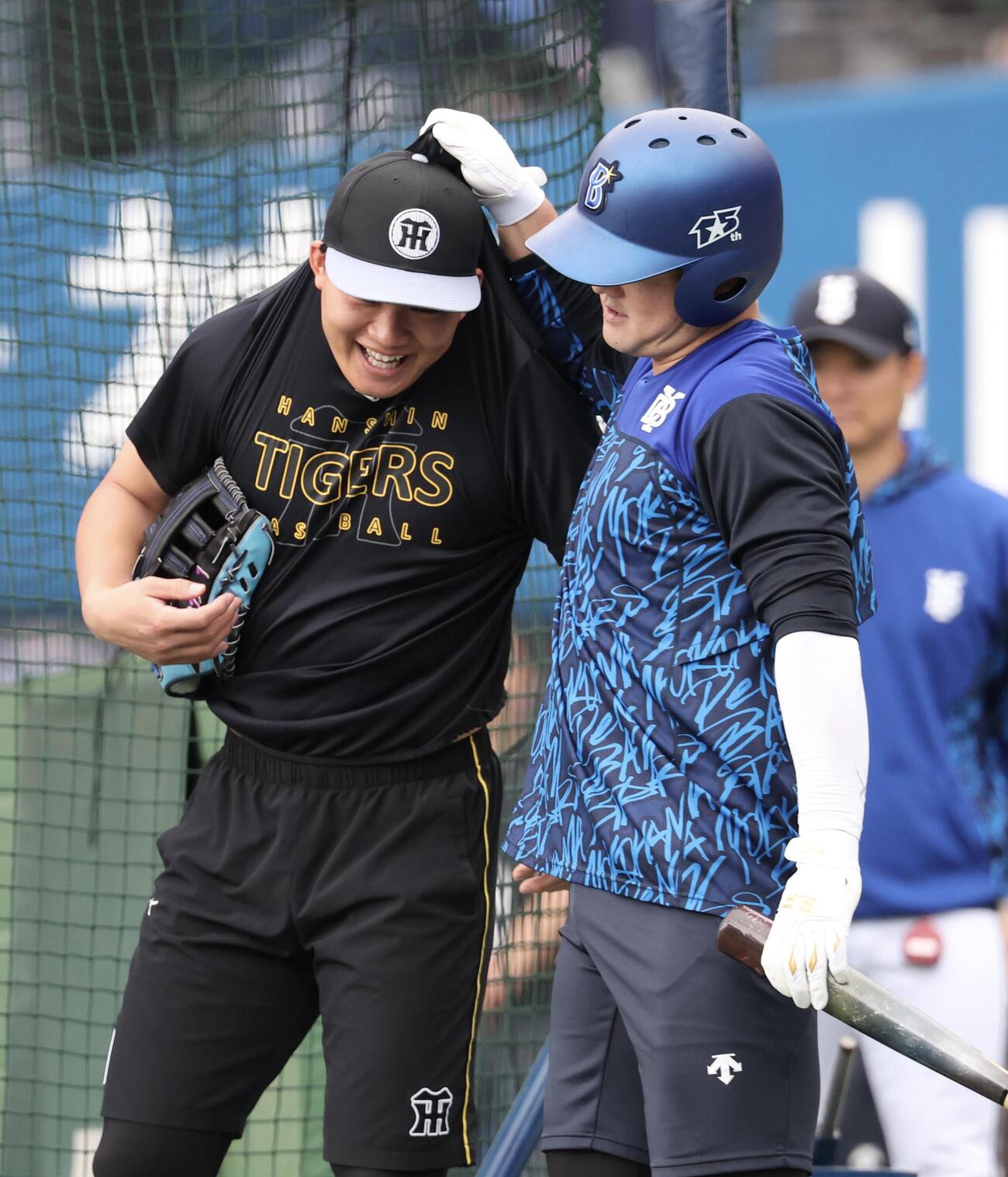 2026年9月26日、DeNA対阪神　試合前、じゃれ合う阪神森下翔太(左)とDeNA牧秀悟