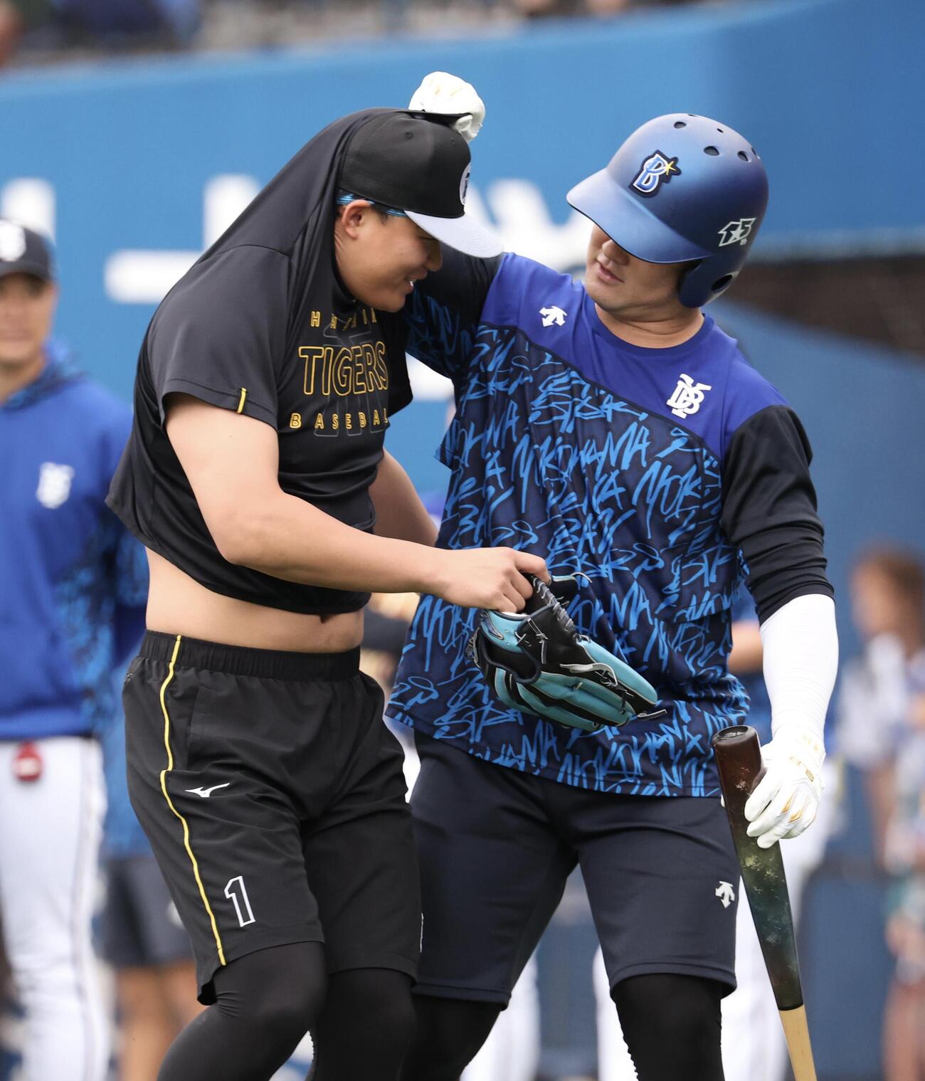 2026年9月26日、DeNA対阪神　試合前、じゃれ合う阪神森下翔太(左)とDeNA牧秀悟