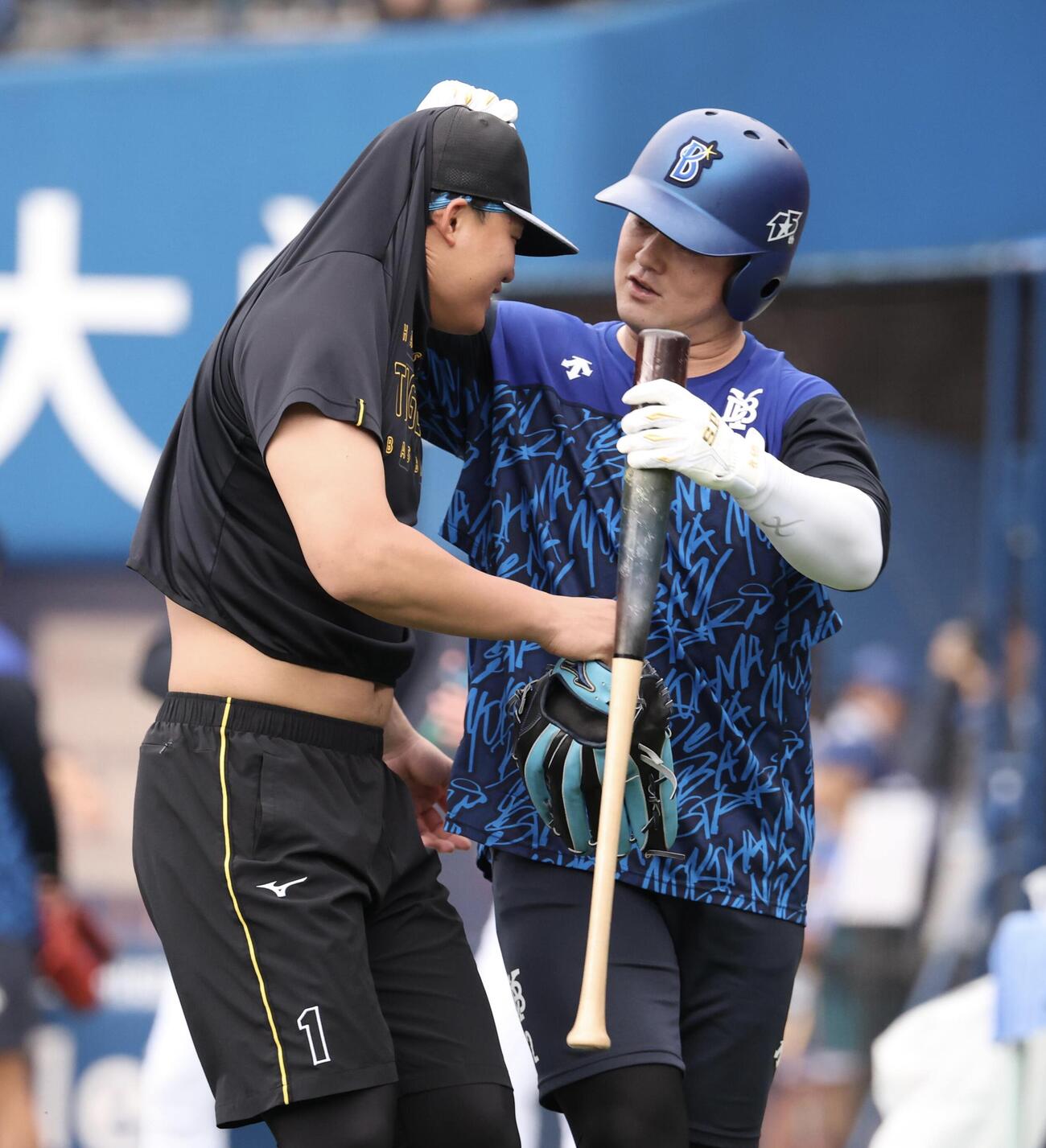2026年9月26日、DeNA対阪神　試合前、じゃれ合う阪神森下翔太(左)とDeNA牧秀悟