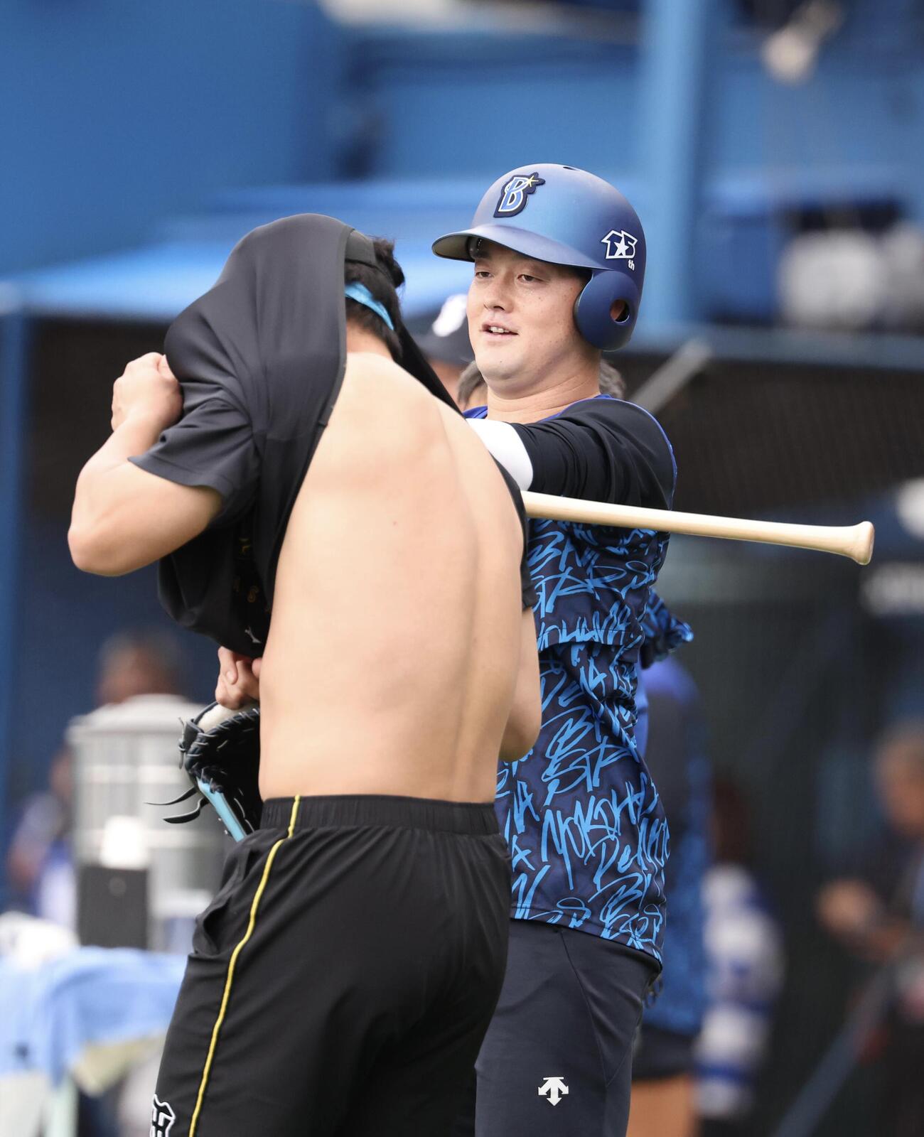 2026年9月26日、DeNA対阪神　試合前、じゃれ合う阪神森下翔太(左)とDeNA牧秀悟