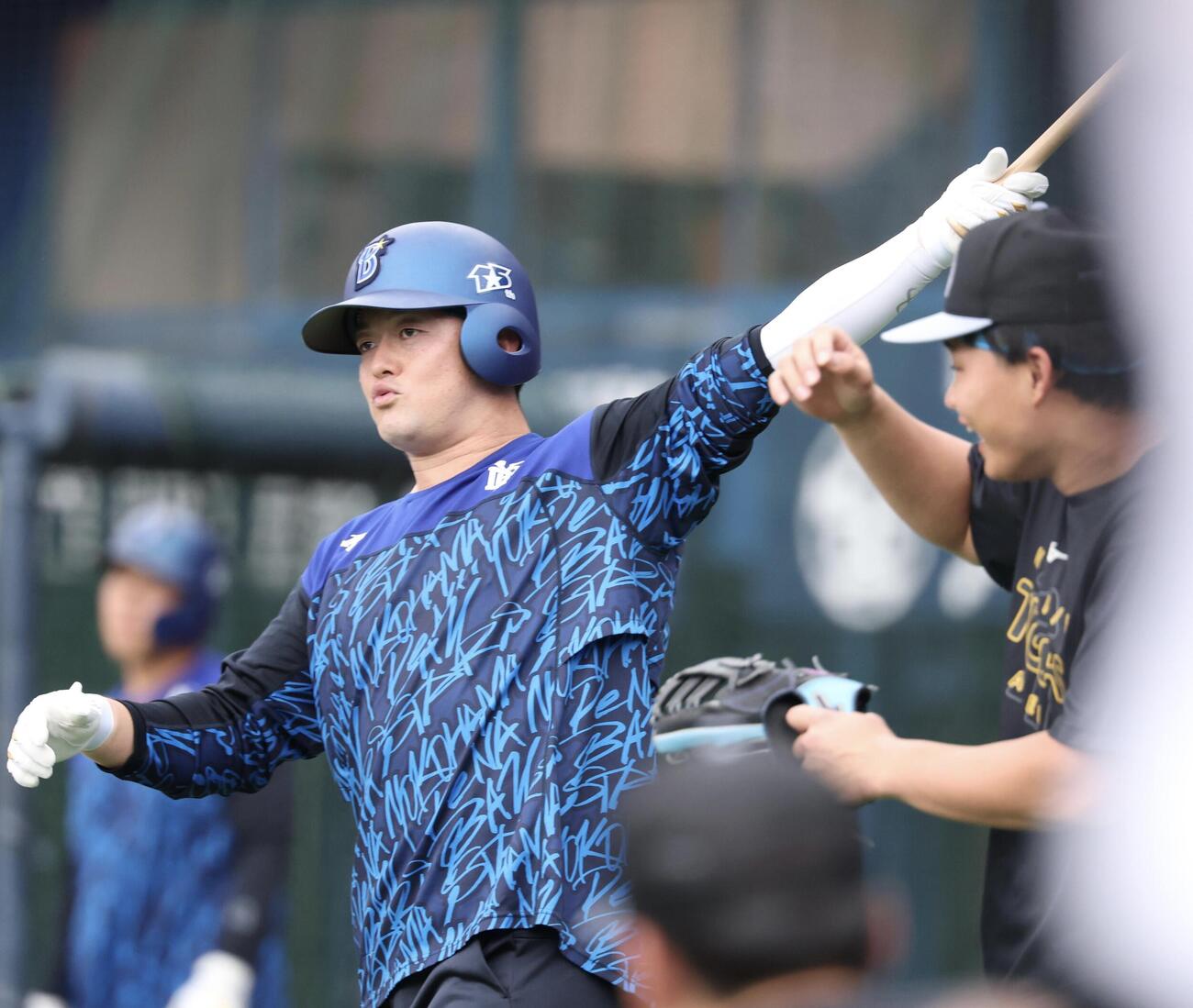 2026年9月26日、DeNA対阪神　試合前、じゃれ合う阪神森下翔太(左)とDeNA牧秀悟